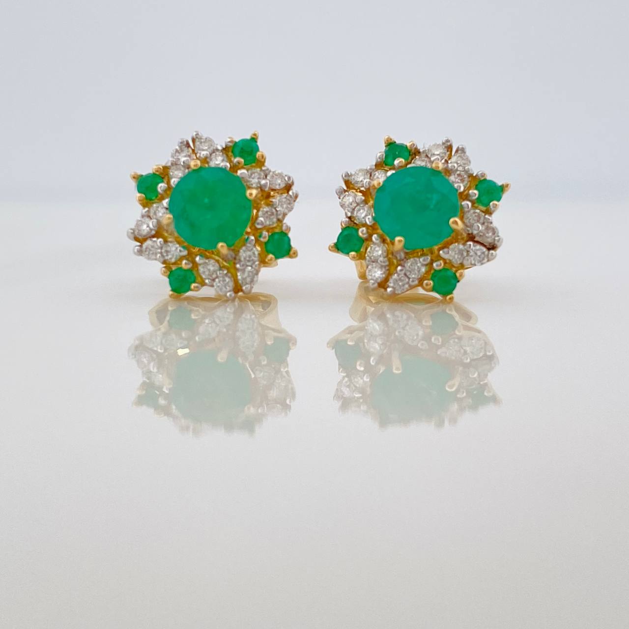 Topos Flor Esmeraldas 83 pts Diamantes 20 pts 3.8gr / Dos Oros Amarillo Blanco 18K &