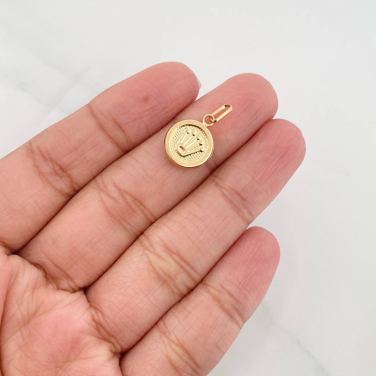 Dije Corona 0.55g / 3/4 in Oro Amarillo 18K
