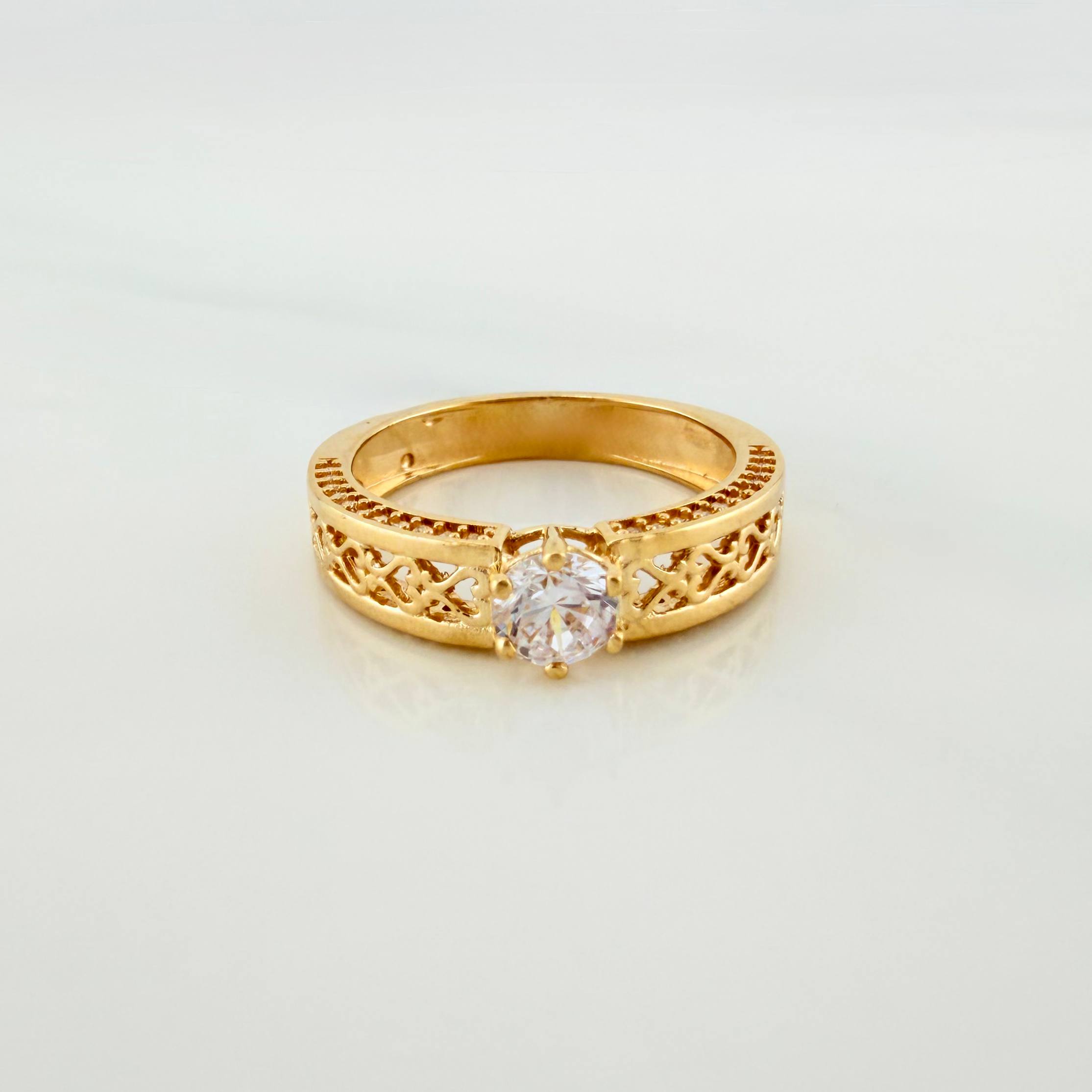 Anillo Solitario Corazones 4.3g / T7 1/4 Oro Amarillo 18K