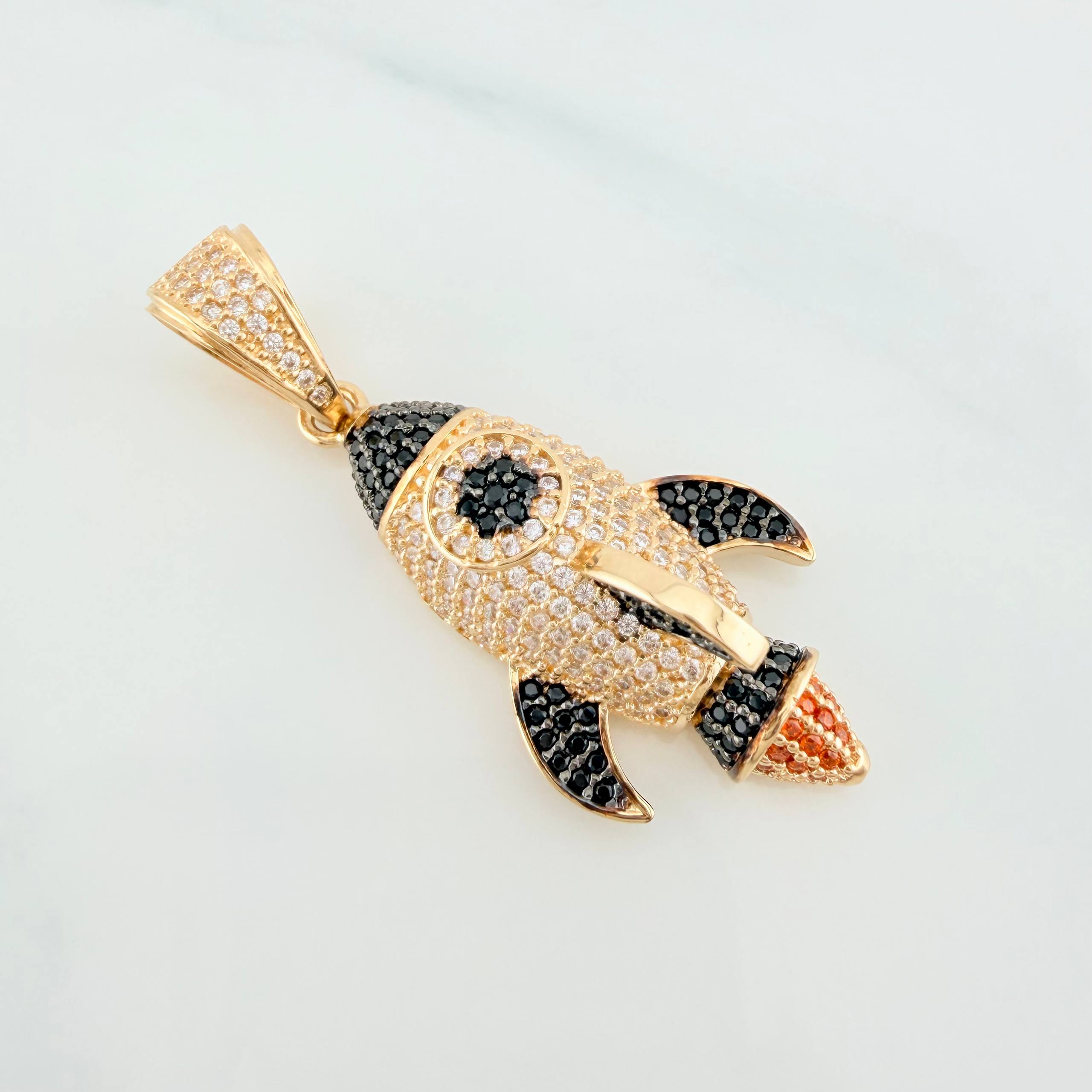 Dije Cohete 6.8g / 1 3/4 in Dos Oros Negro Amarillo 18K