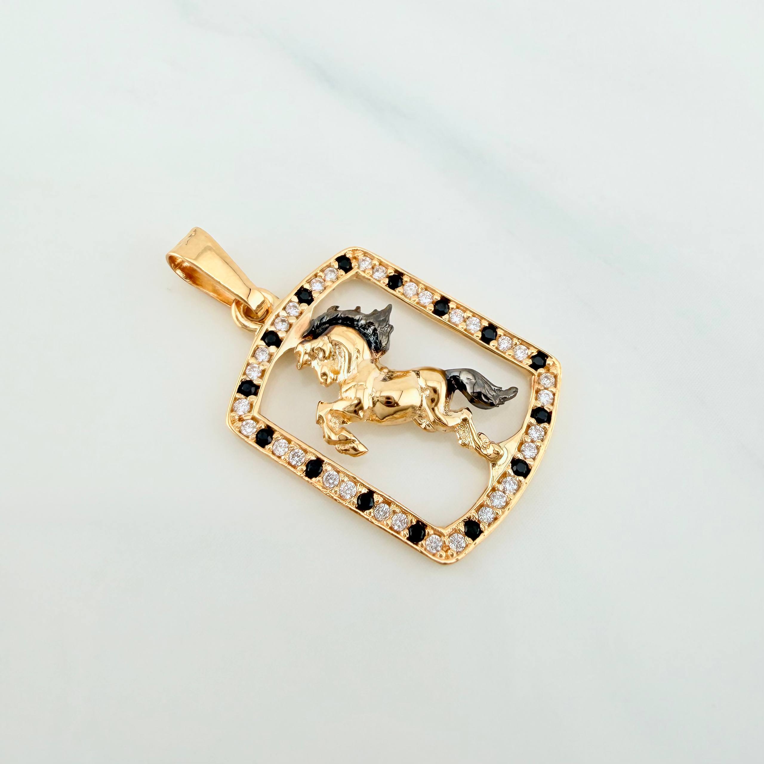 Dije Caballo 1.95g / 1 in Dos Oros Negro Amarillo 18K
