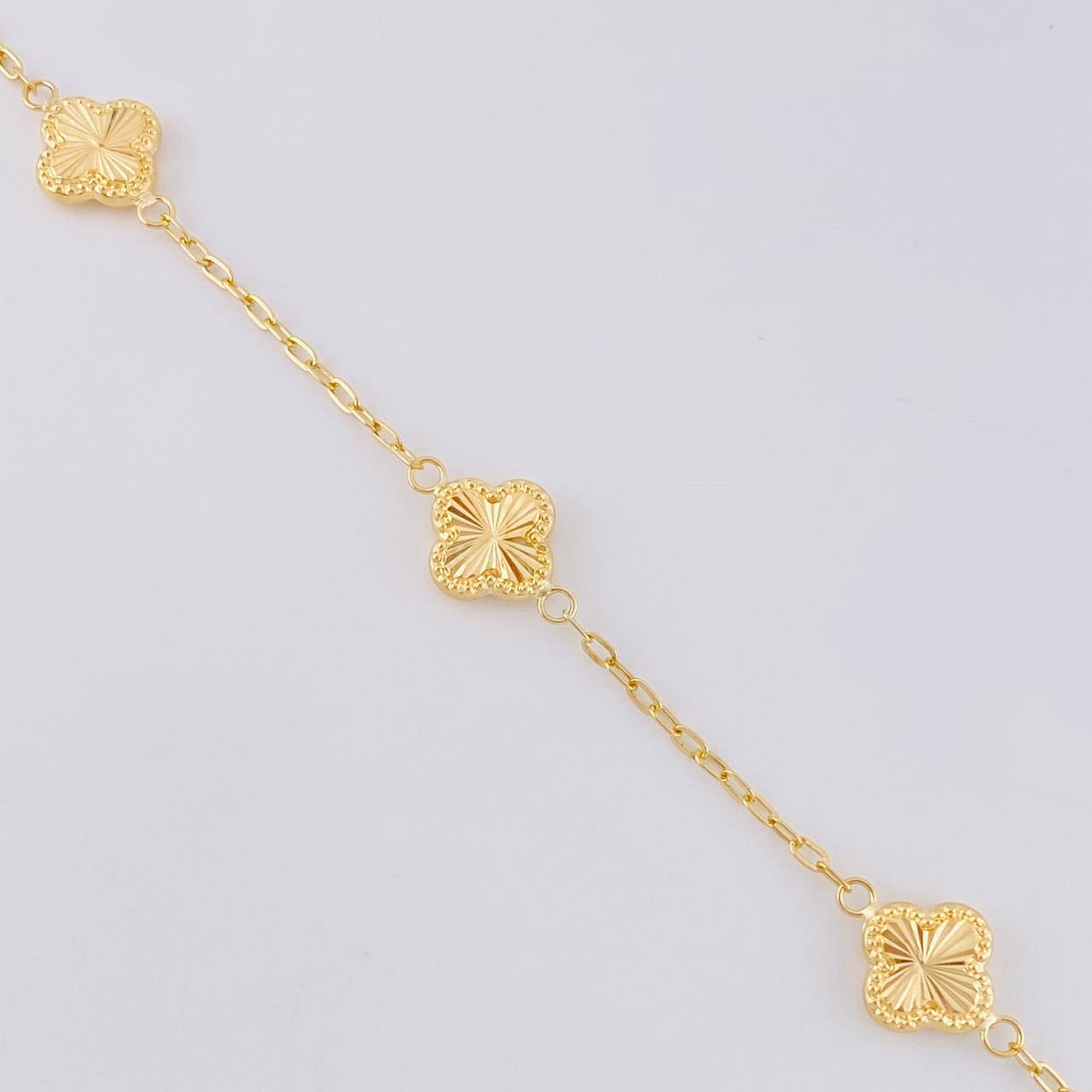 Diamond Cut Clover Box Bracelet 3.15g / 7 1/4 in / 1.6mm 18K Yellow Gold