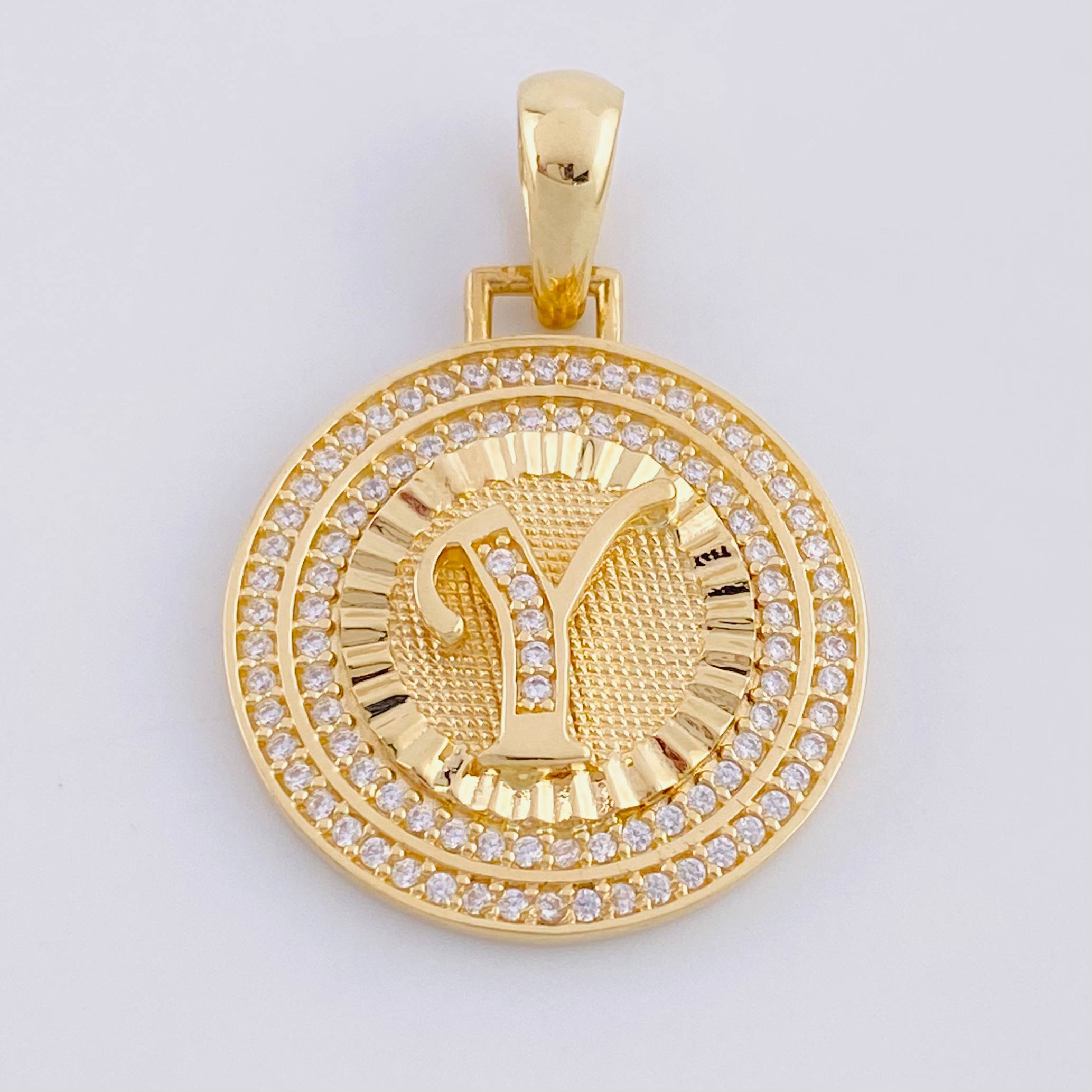 Dije Medalla Letra y 4.6g / 1 1/4 in Oro Amarillo 18K