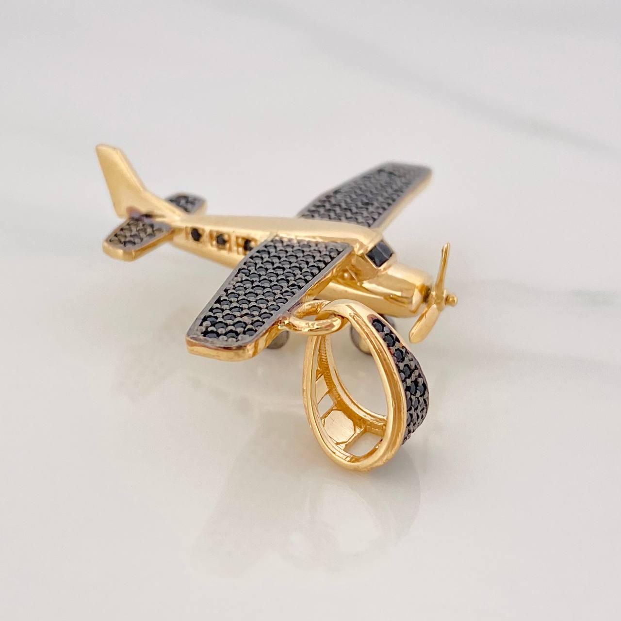 Dije Avioneta 8.35g / 1 3/4 in Dos Oros Negro Amarillo 18K