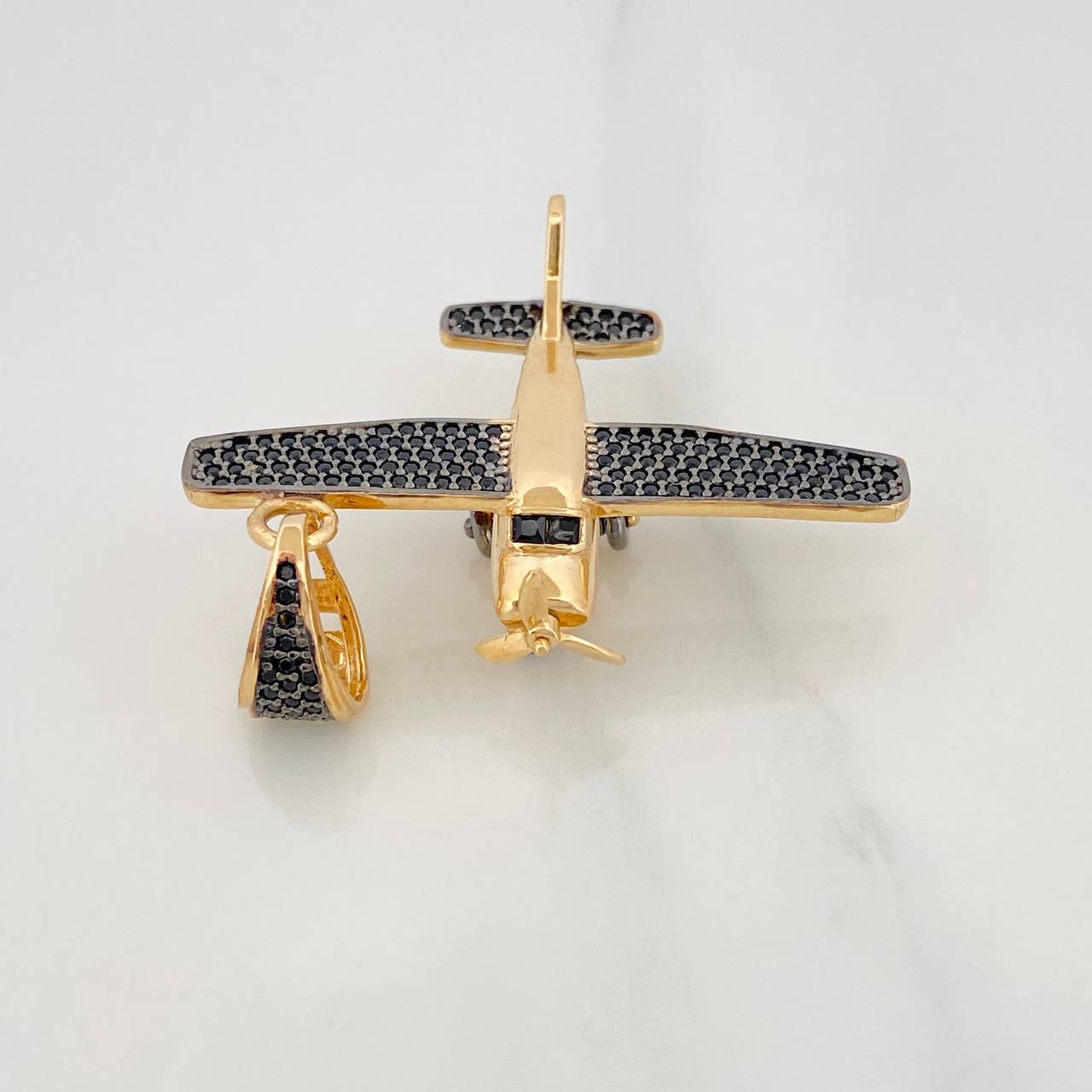 Dije Avioneta 8.35g / 1 3/4 in Dos Oros Negro Amarillo 18K