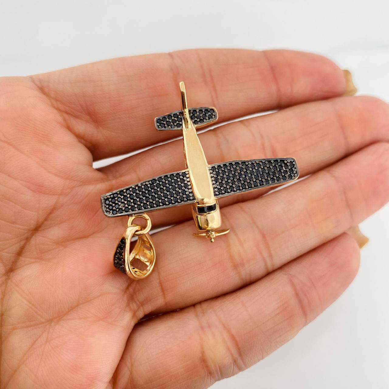 Dije Avioneta 8.35g / 1 3/4 in Dos Oros Negro Amarillo 18K