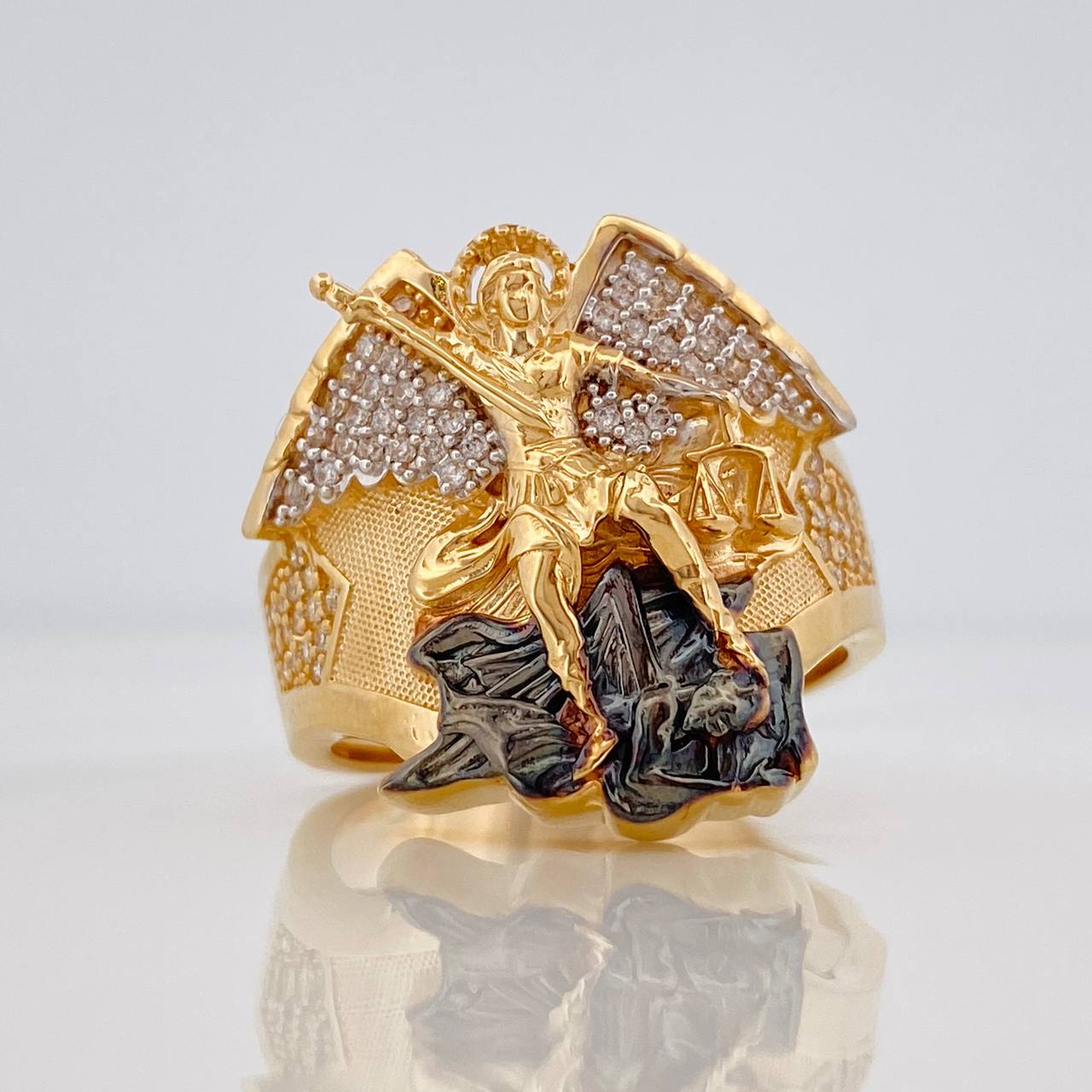Anillo San Miguel Arcángel 15.5g / T10 1/2 Tres Oros 18K