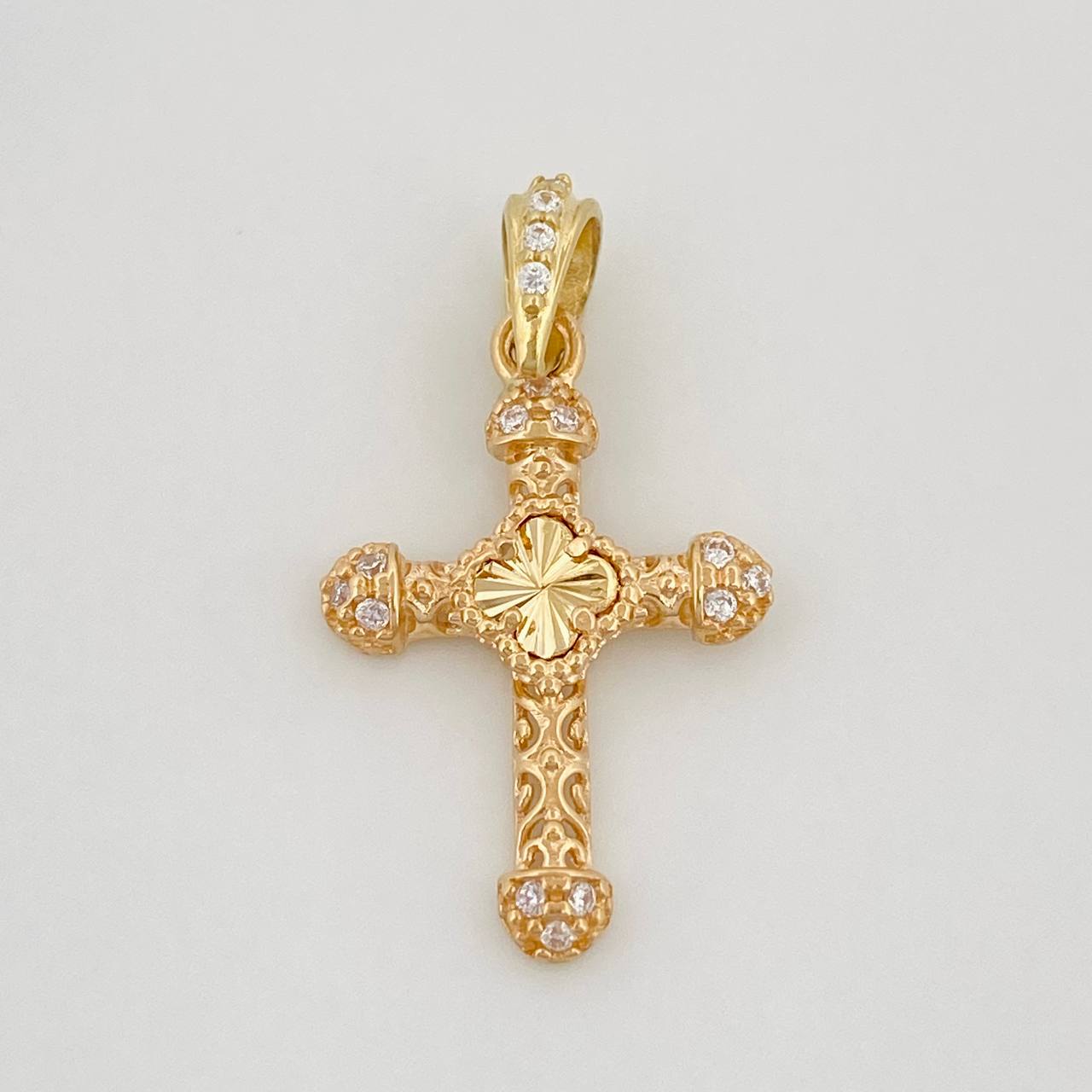 Pendant Cross Clover 1.3g / 3/4 in 18K Yellow Gold