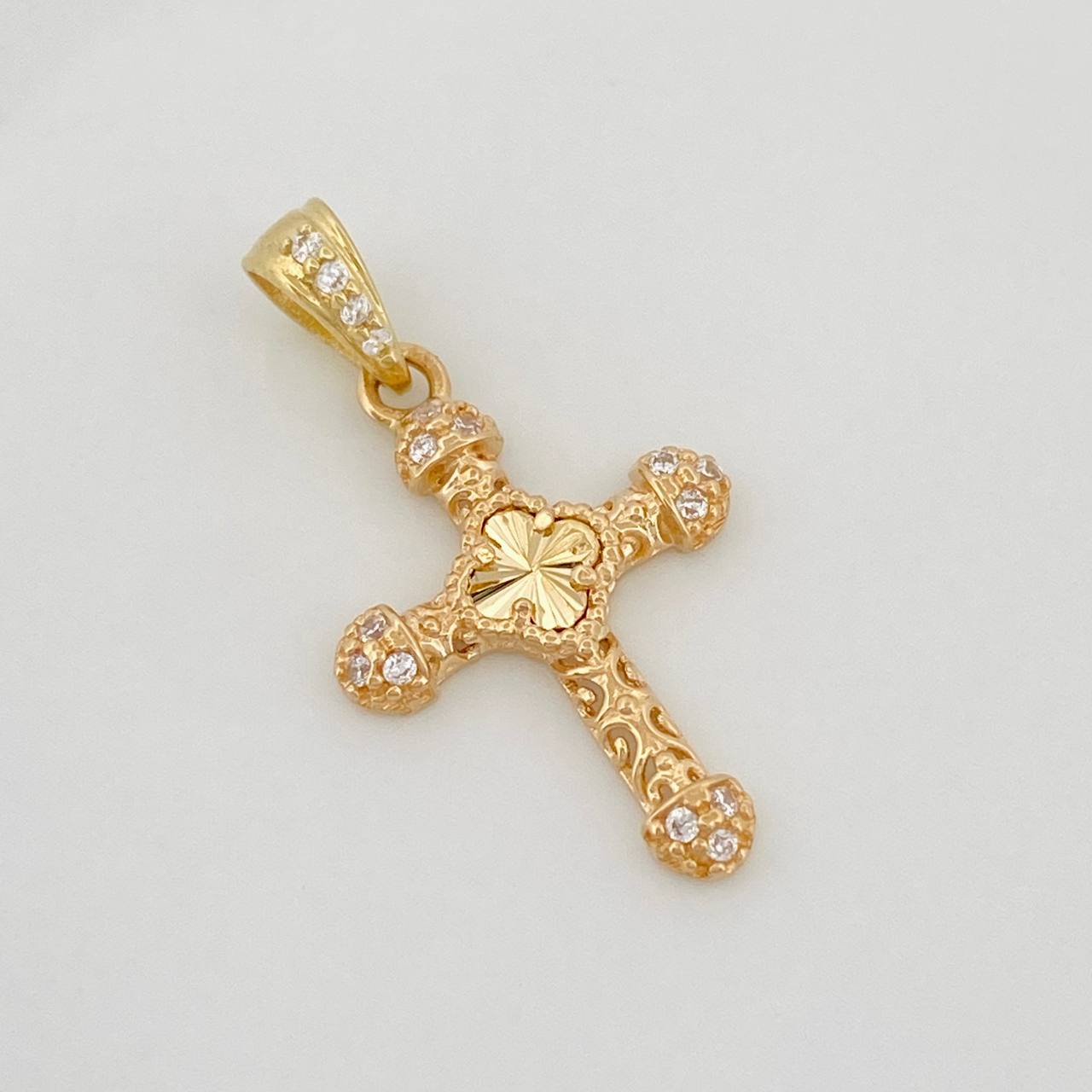 Pendant Cross Clover 1.3g / 3/4 in 18K Yellow Gold