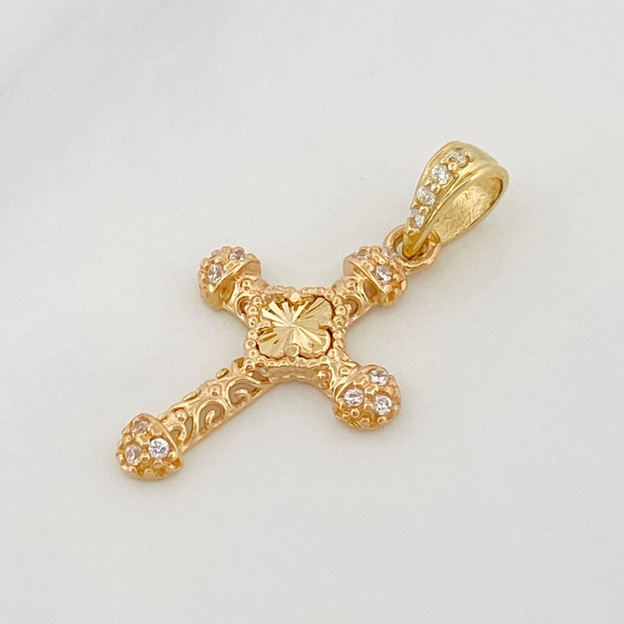 Pendant Cross Clover 1.3g / 3/4 in 18K Yellow Gold