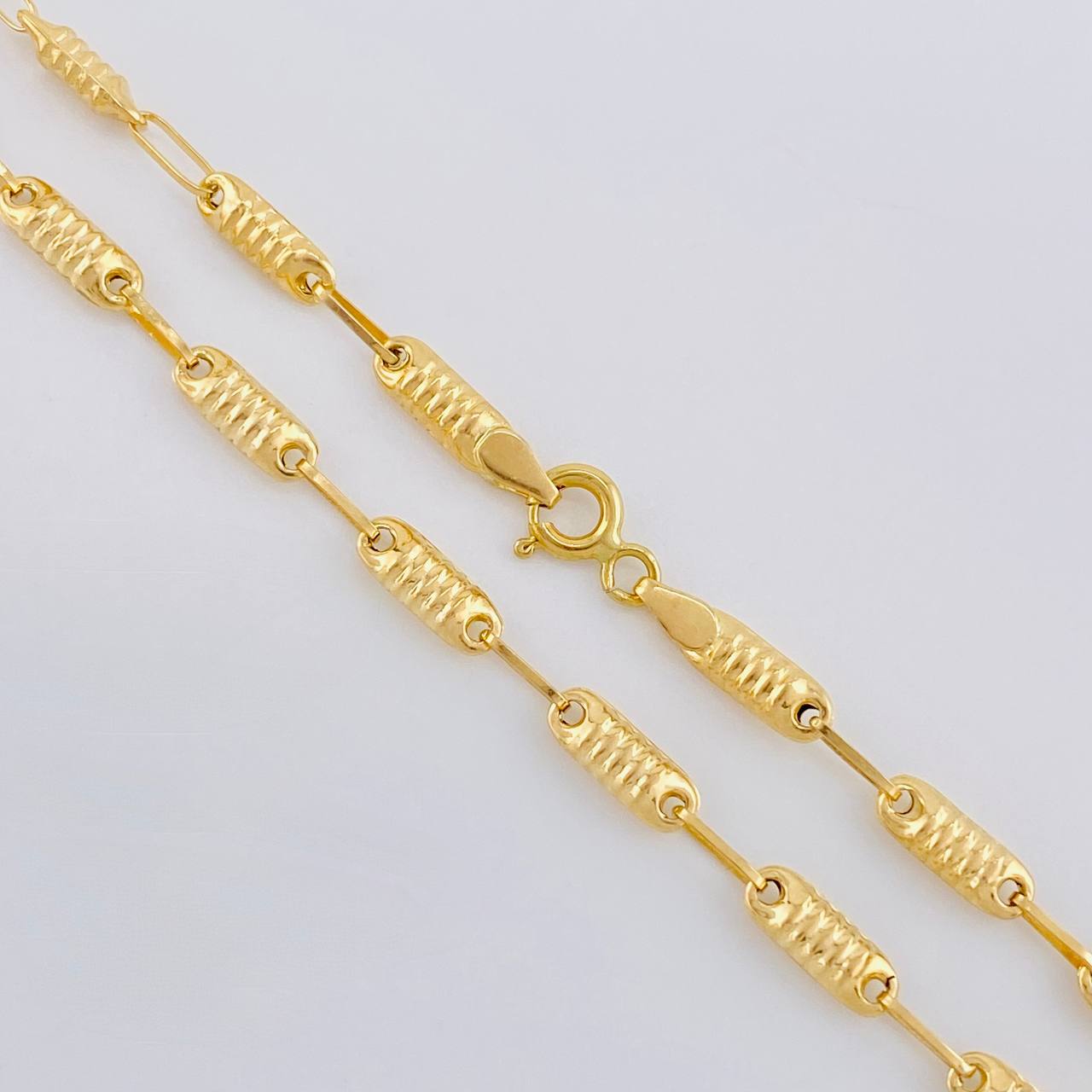Cadena Rustica Tornillo 6.7g / 24 in / 3.3mm Oro Amarillo 18K