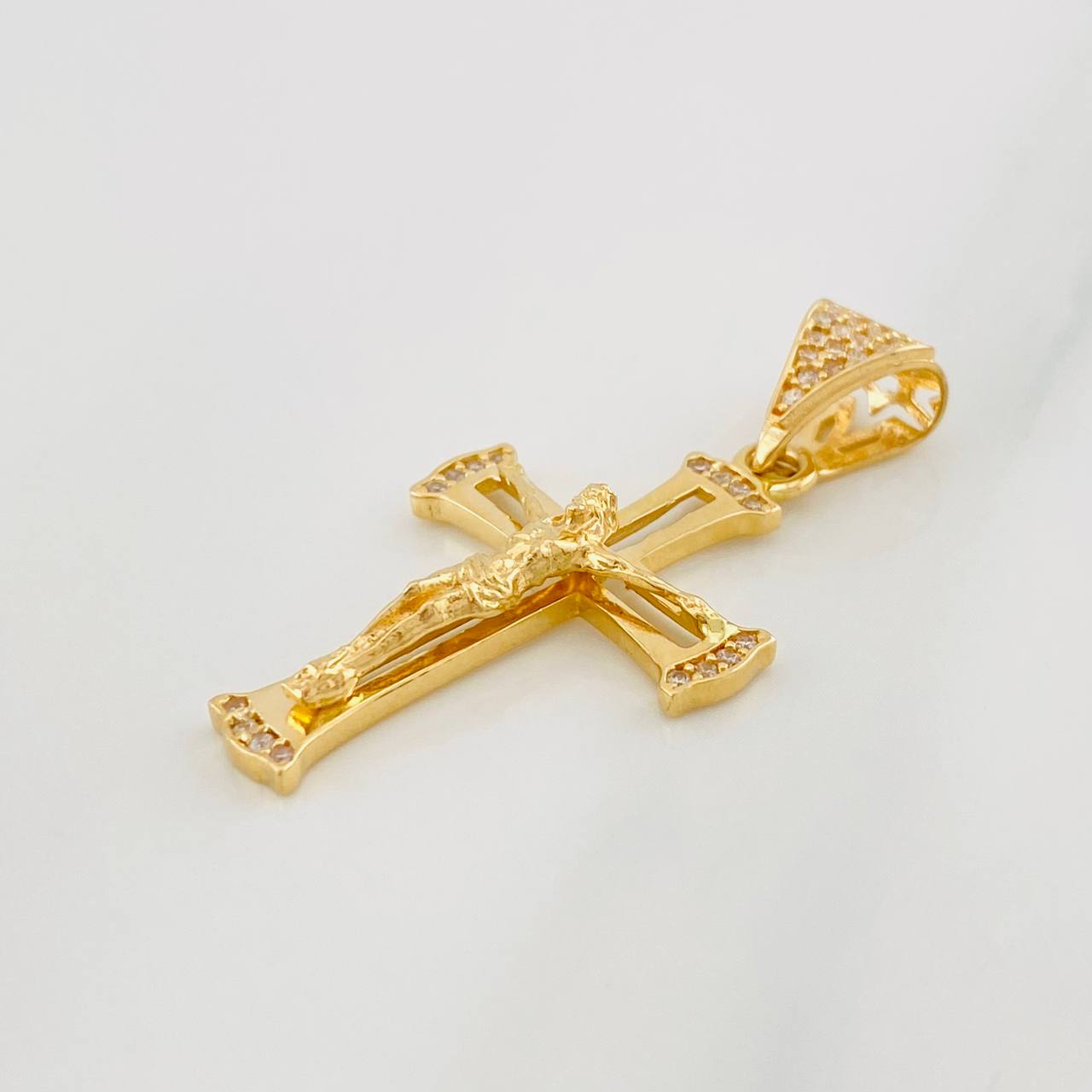 Dije Cruz Cristo 2.9g / 1 1/2 in Oro Amarillo 18K