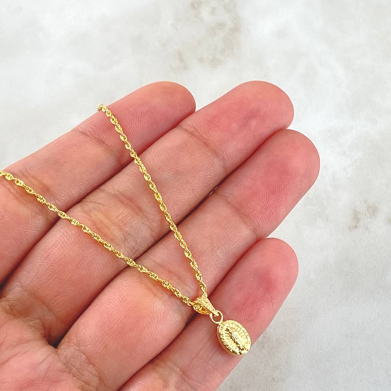 Set Cadena Lazo 1gr / 50cm / 1.2mm + Dije Virgen Guadalupe 0.35gr / 1.5cm / 1.35gr Oro 18K (Oferta) *