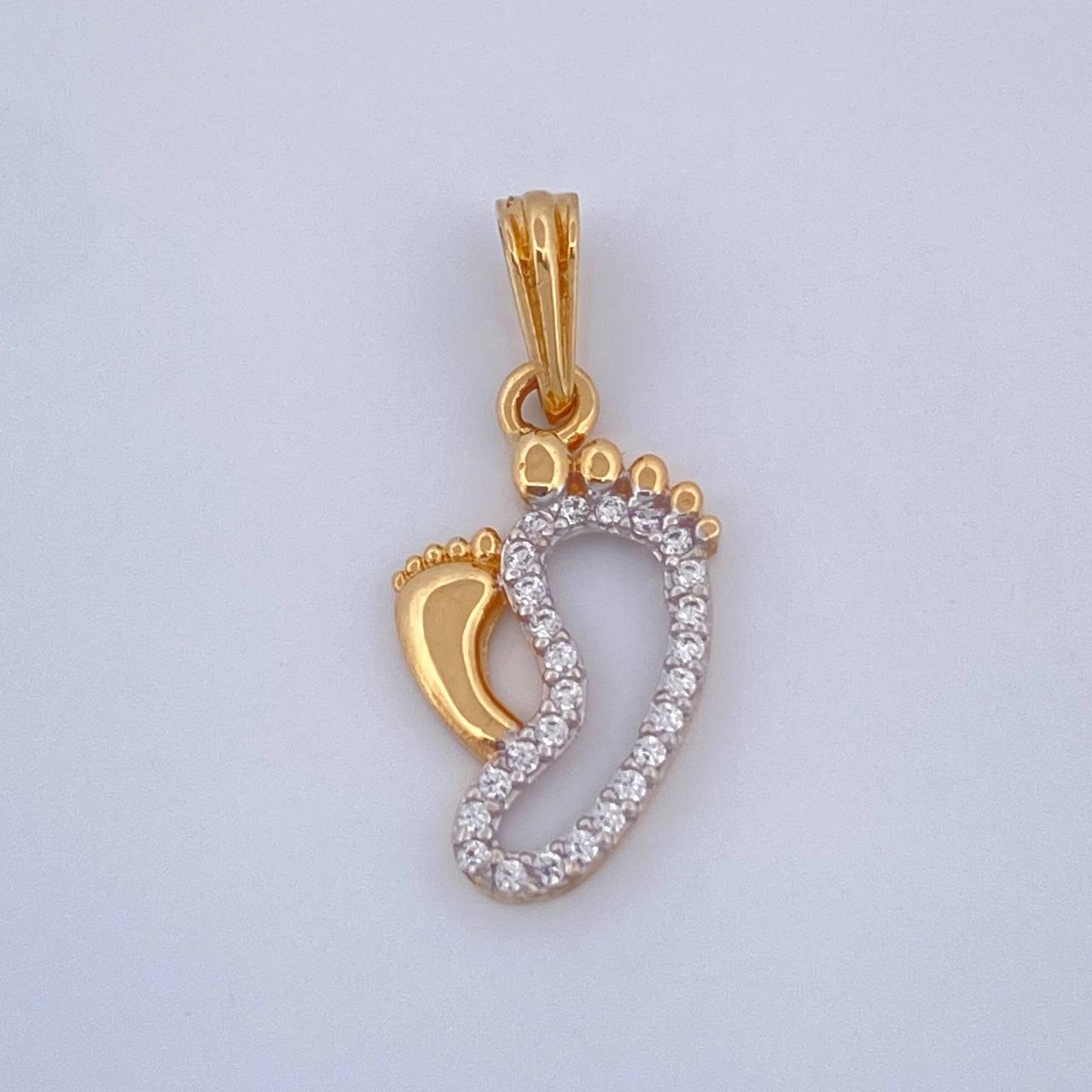 Dije Huellas 1.15gr / 3/4 in / Dos Oros Amarillo Blanco 18K &