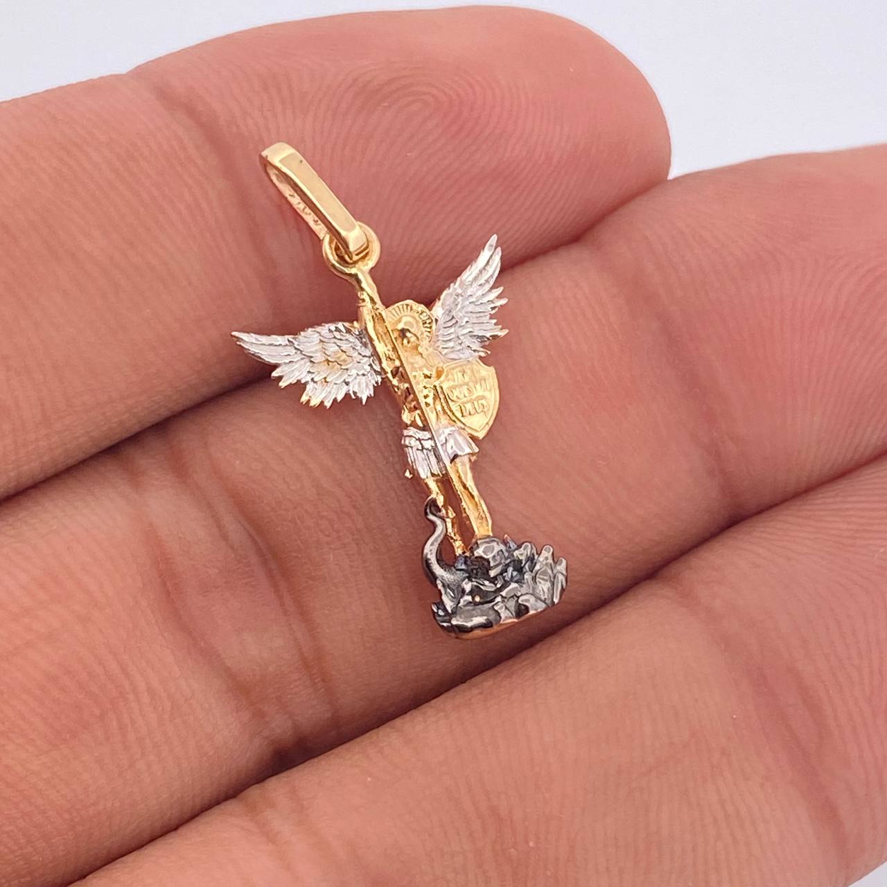 San Miguel Archangel Pendant 1.85gr / 3/4 in / Three 18K Golds