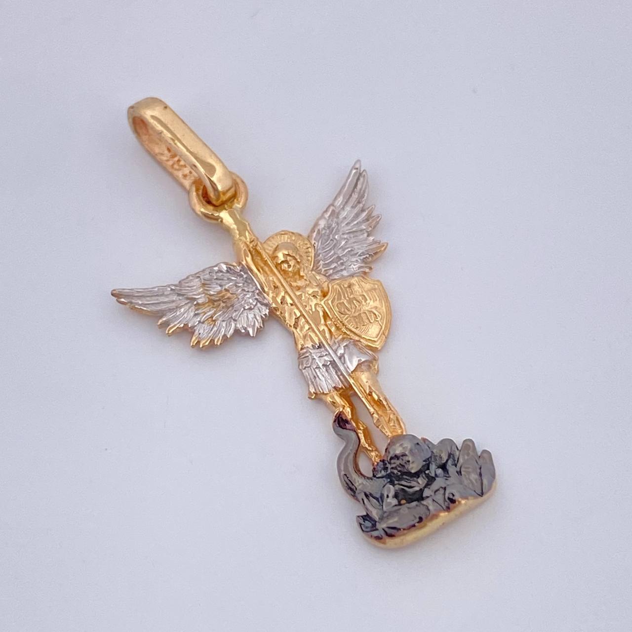 San Miguel Archangel Pendant 1.85gr / 3/4 in / Three 18K Golds