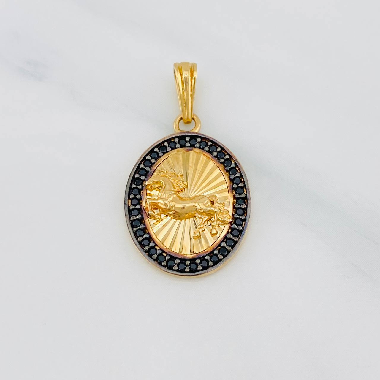 Dije Caballo 2.45g / 1 in Dos Oros Negro Amarillo 18K