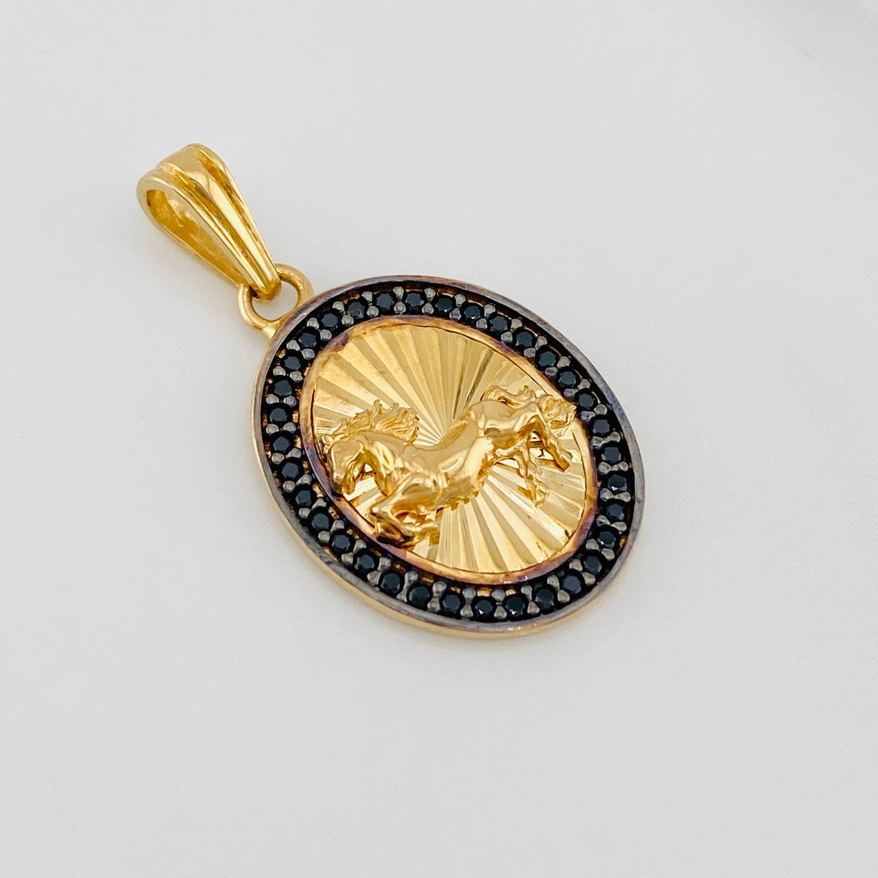 Dije Caballo 2.45g / 1 in Dos Oros Negro Amarillo 18K