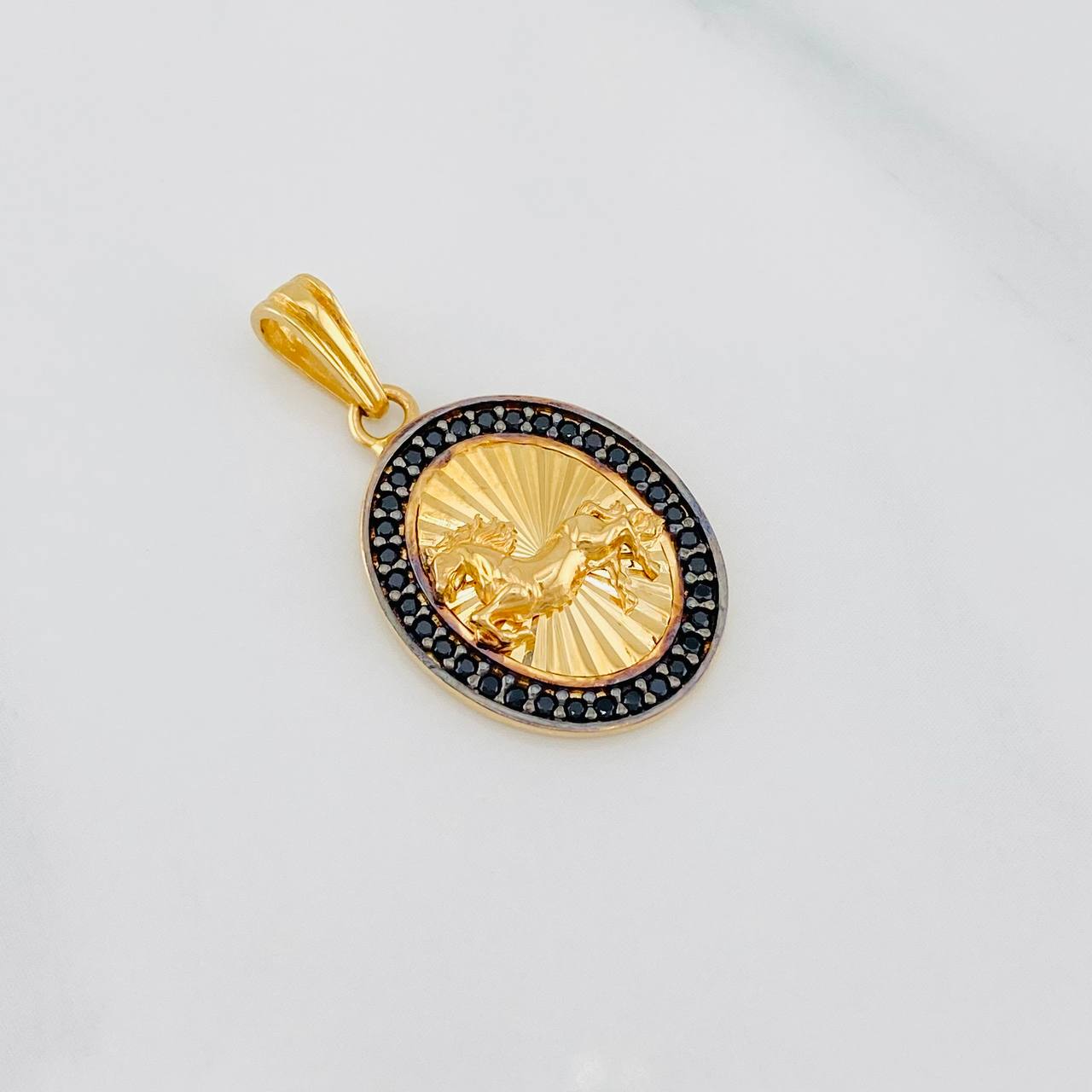 Dije Caballo 2.45g / 1 in Dos Oros Negro Amarillo 18K