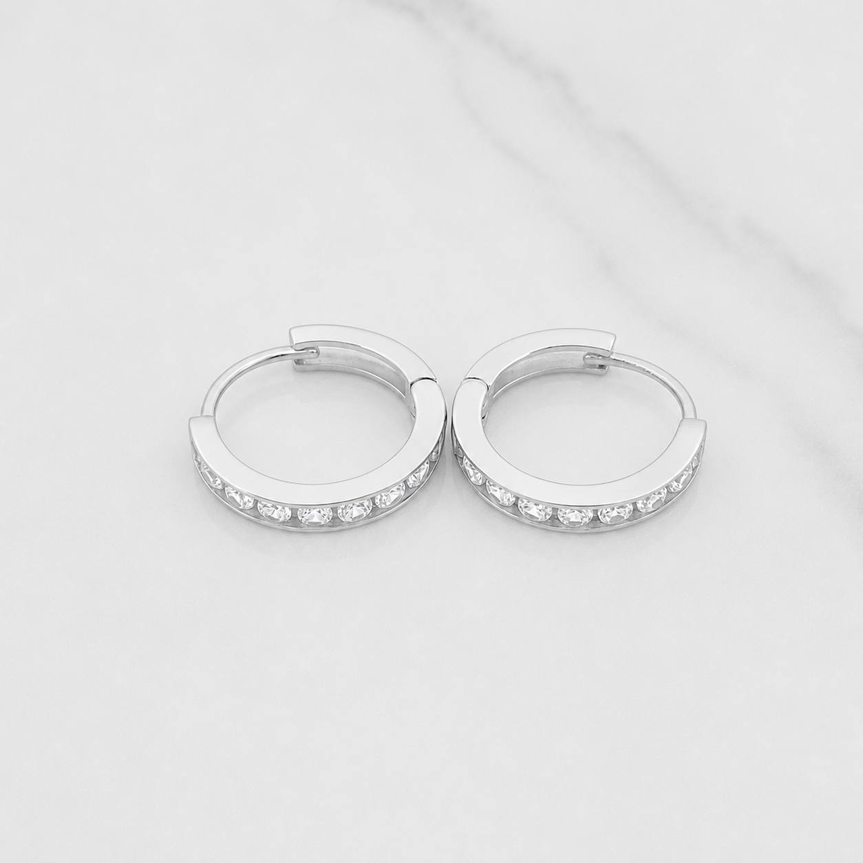 Candongas Carril 1.15g / 1/2 in Oro Blanco 18K