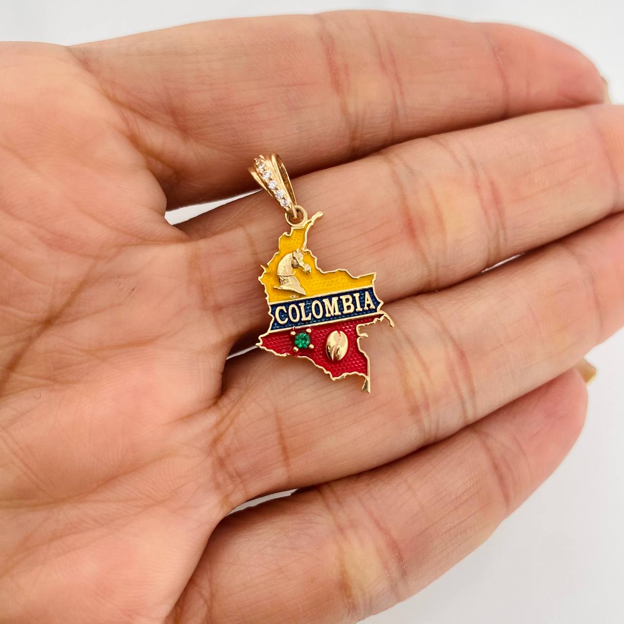 Dije Mapa de Colombia 2.3g / 10 1/4 in Oro Amarillo 18K
