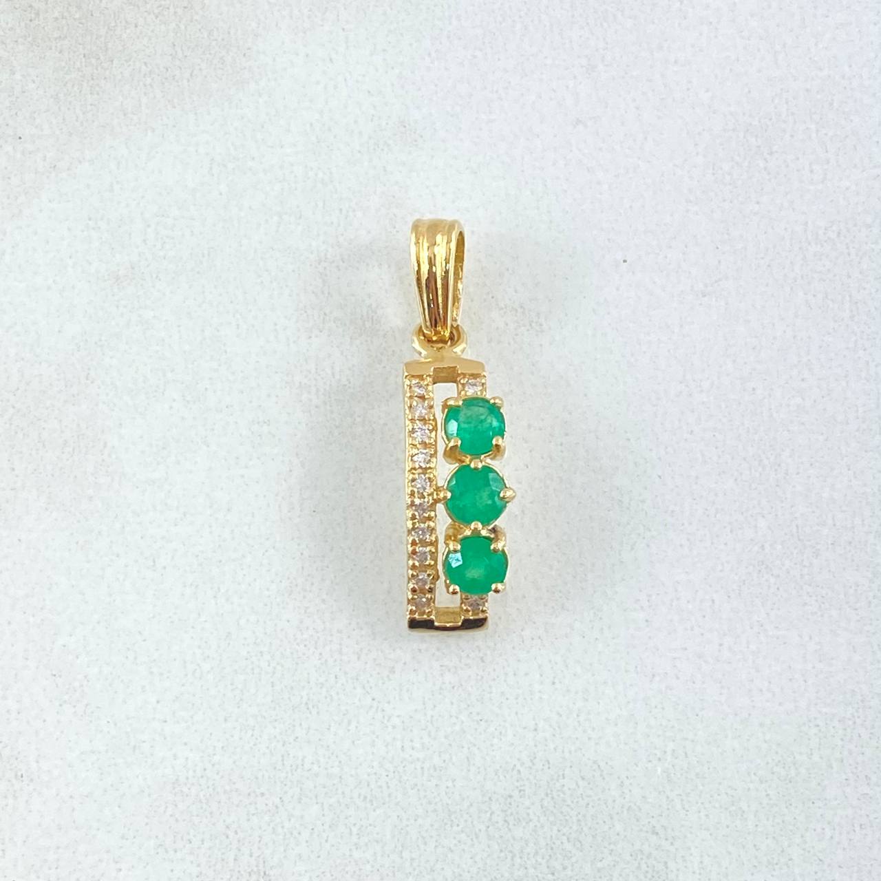 Dije Trio Curvo 1.75gr / 2.4cm / Esmeraldas 33pts Diamantes 20pts Oro Amarillo 18K (Joya) ©