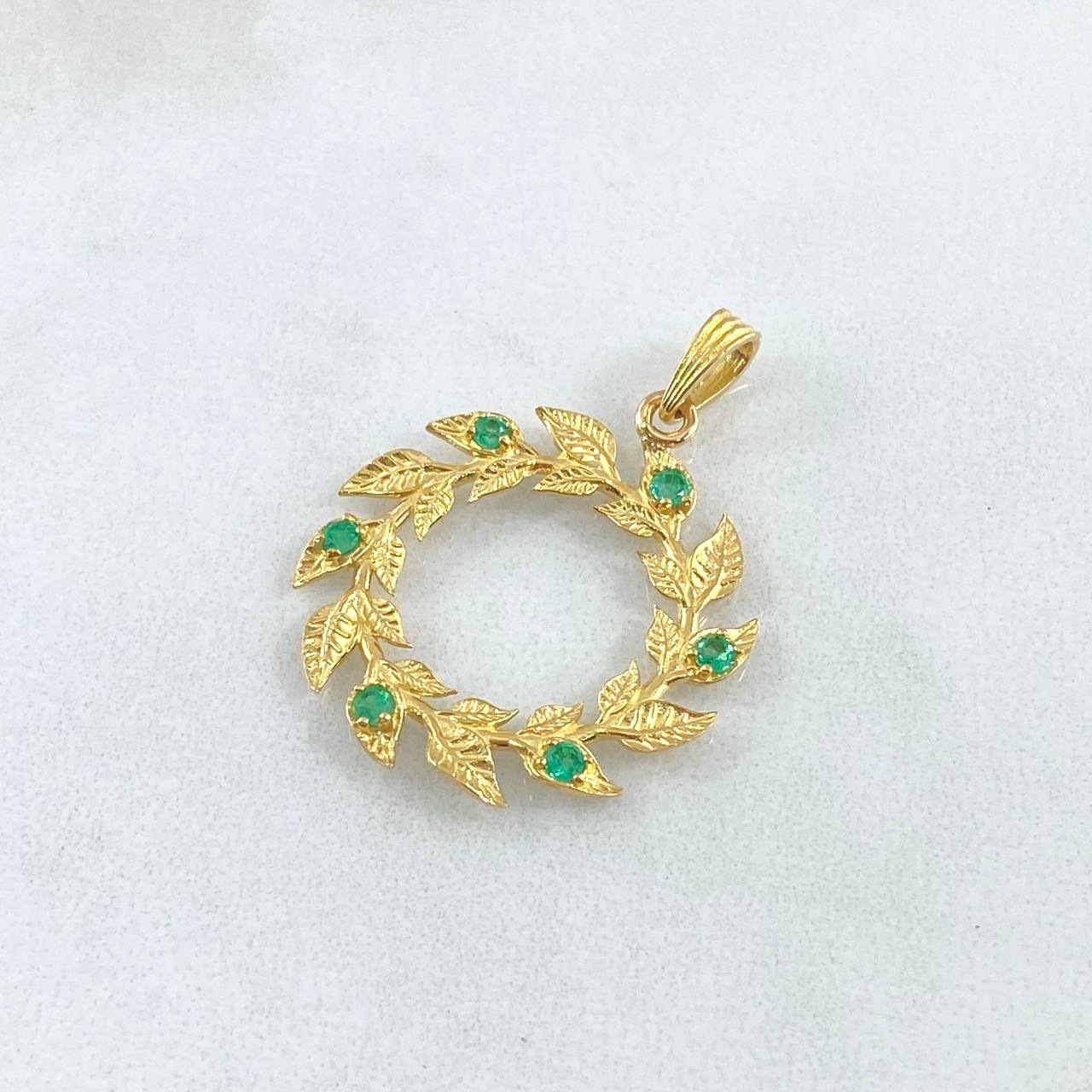 Dije Hojas en Espiral 2.9gr / 3cm / Esmeraldas 18pts Oro Amarillo 18K (Joya) ©