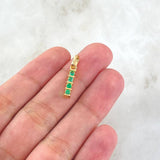 Dije Carril Recto 1.2gr / 2.1cm / Esmeraldas 13pts Oro Amarillo 18K (Joya) ©