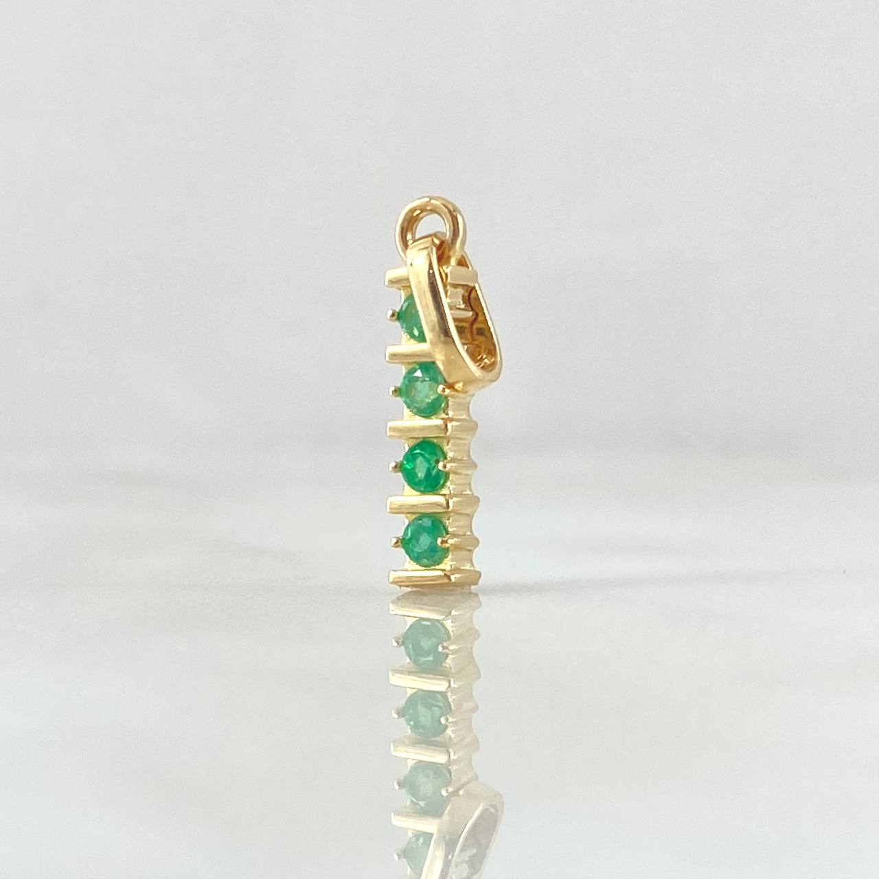 Dije Carril Recto 1.2gr / 2.1cm / Esmeraldas 13pts Oro Amarillo 18K (Joya) ©