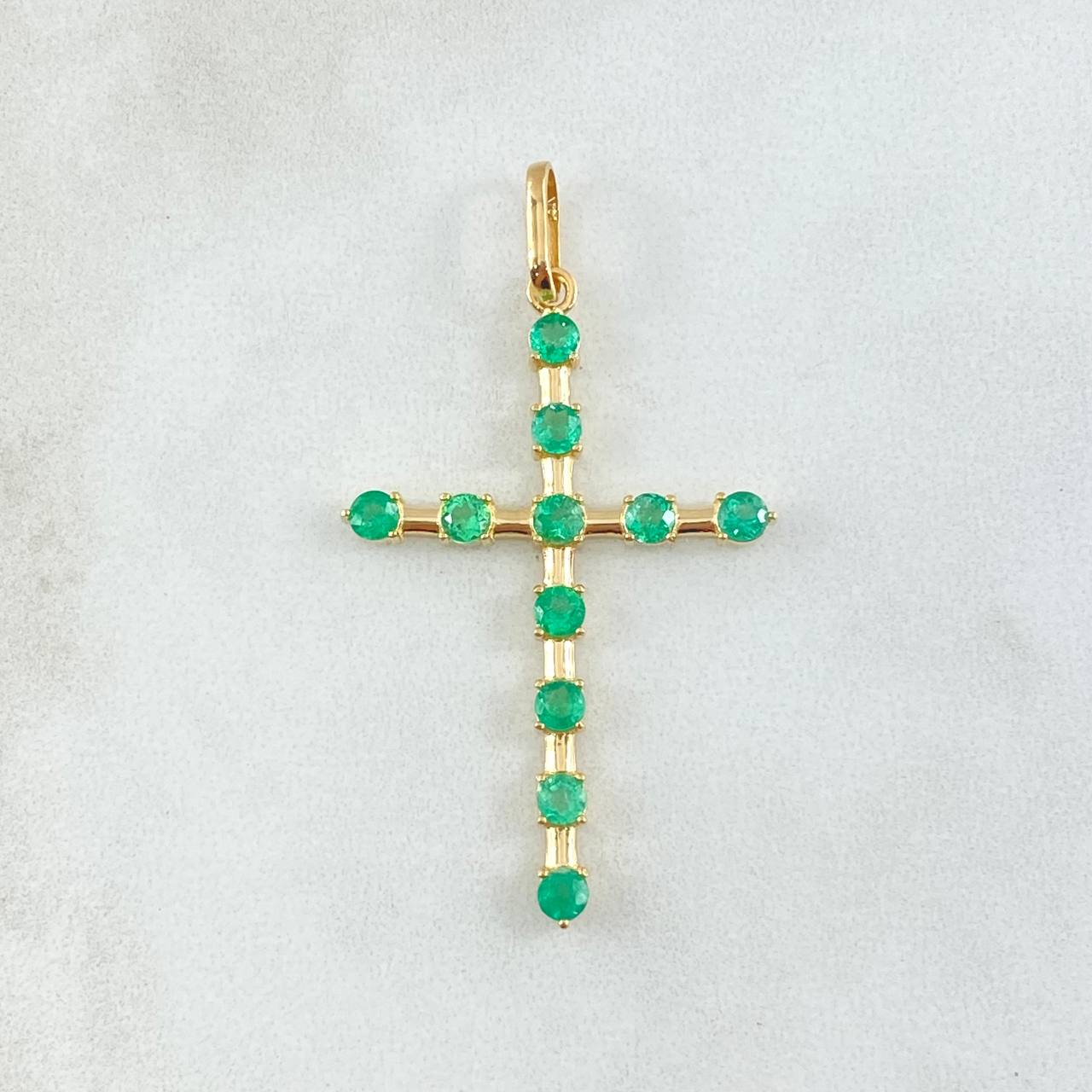 Dije Crúz Baculada 3.05gr / 4.7cm / Esmeraldas 1.21Qts Oro Amarillo 18K (Joya) ©