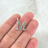 Dije Letra M 1.65gr / 2cm / Esmeraldas 19pts Oro Blanco 18K (Joya) ©