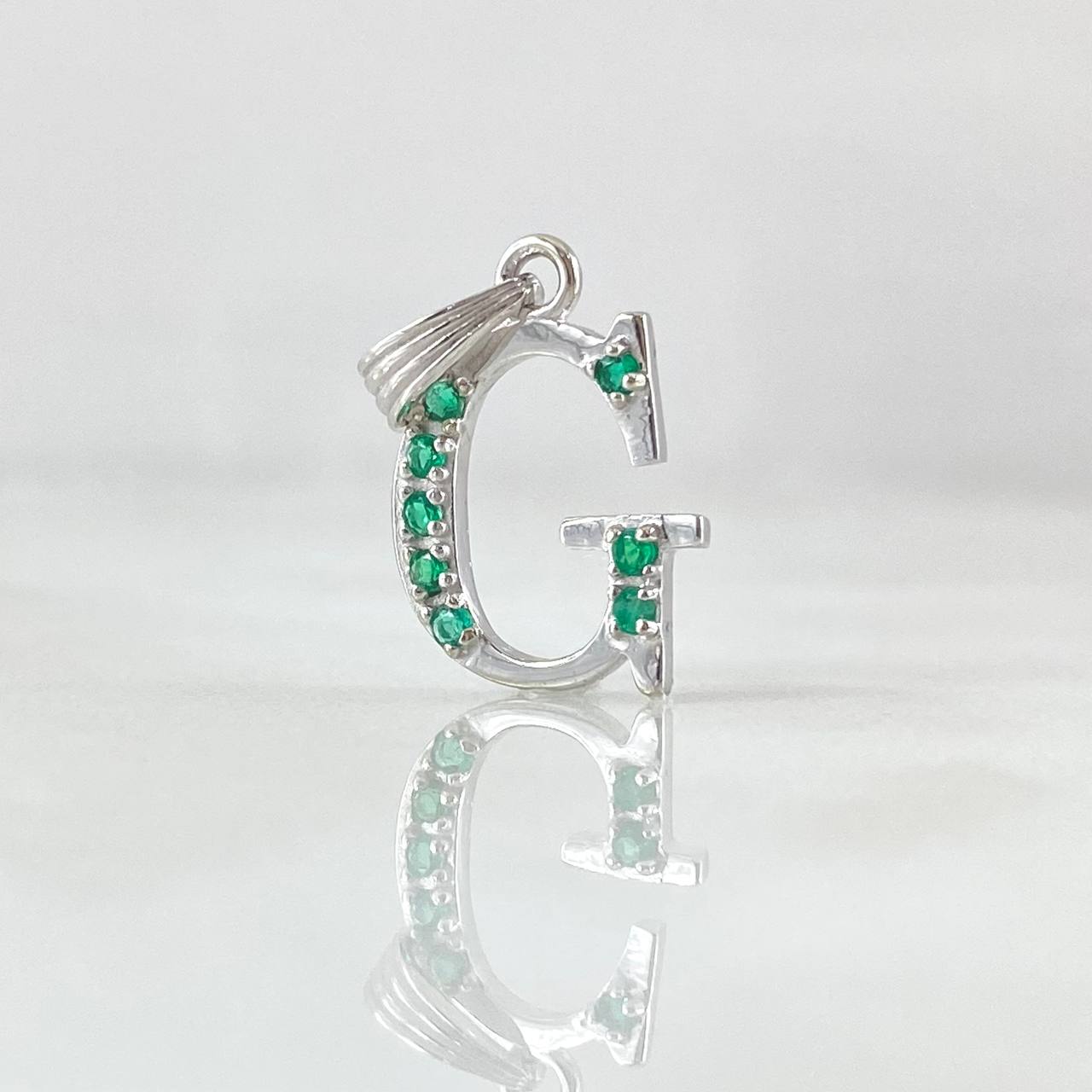 Dije Letra G 1.1gr / 2cm / Esmeraldas 12pts Oro Blanco 18K (Joya) ©