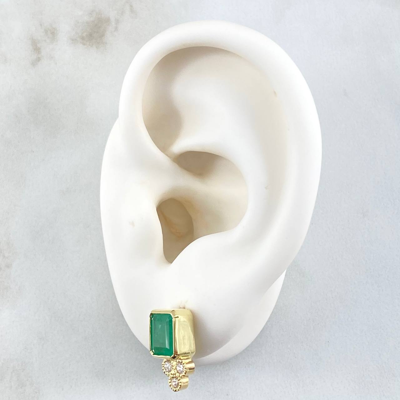 Topos Cuadrado Tri-Punteado 3.95gr / 1.4cm / Esmeraldas 1.2 Qts Circones Blancos Oro Amarillo 18K (Joya) ©