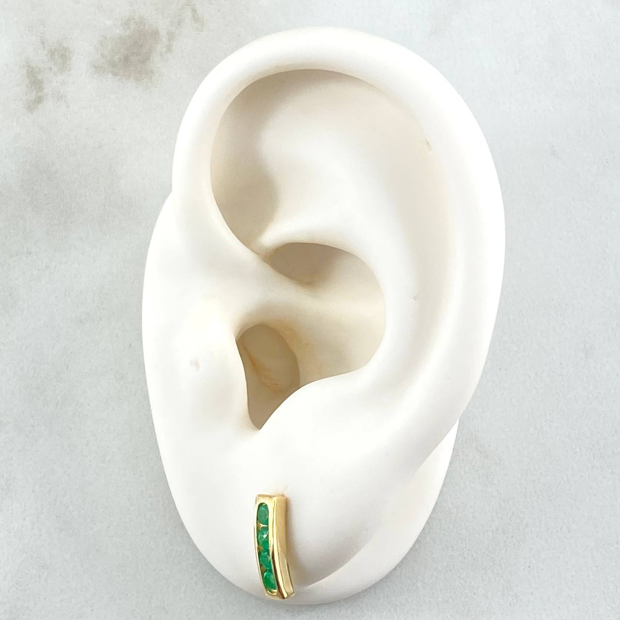 Topos Carril Curvo 1.9gr / 1cm / Esmeraldas 20pts Oro Amarillo 18K (Joya) ©