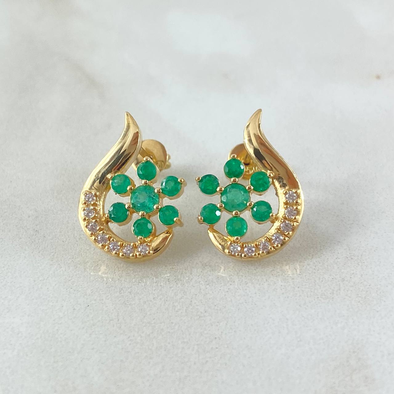 Topos Flor Luna 4.75gr / 1.7cm / Esmeraldas 61pts Diamantes 20pts Oro Amarillo 18K (Joya) ©