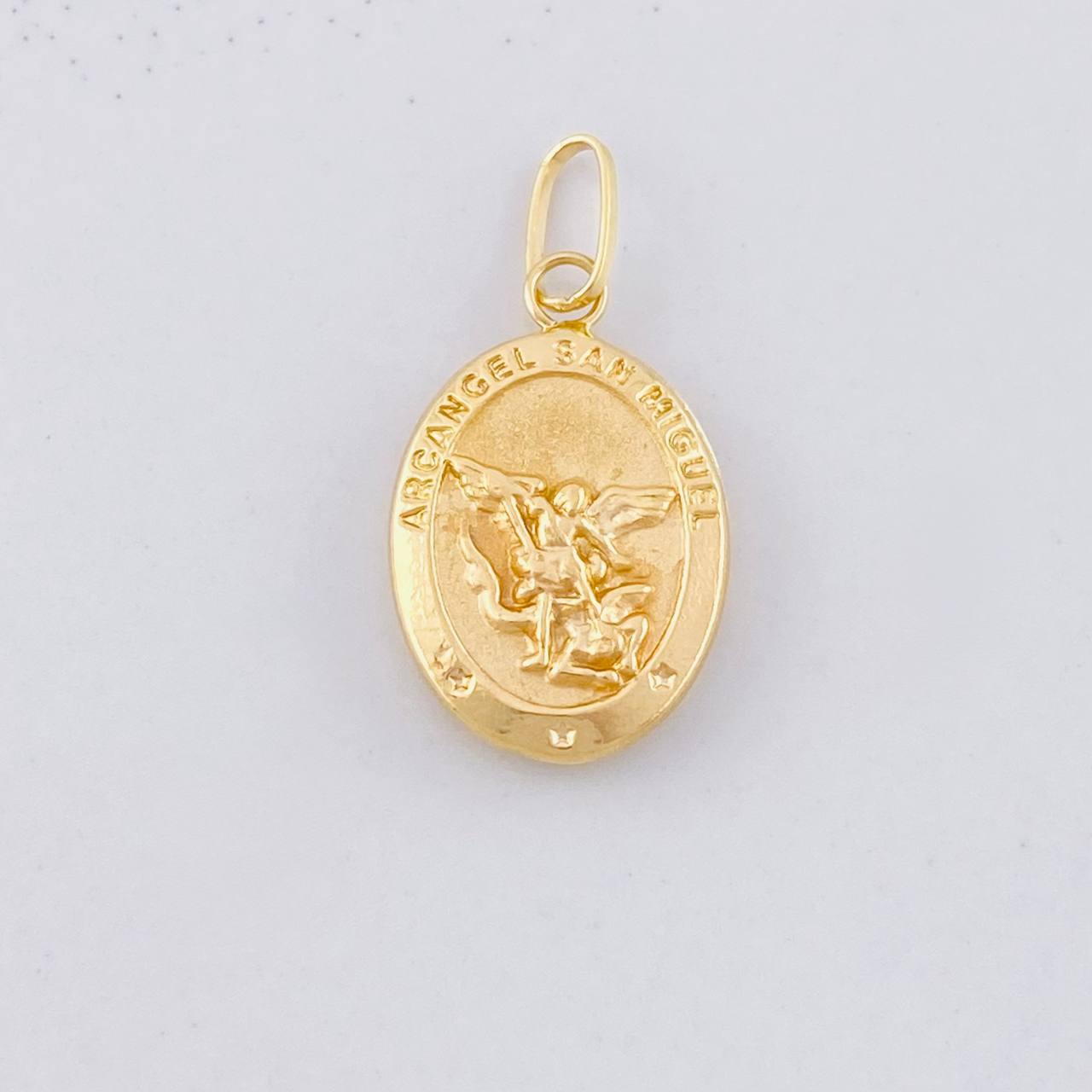 Dije San Miguel Arcángel Mate 0.9g / 1 in Oro Amarillo 18K