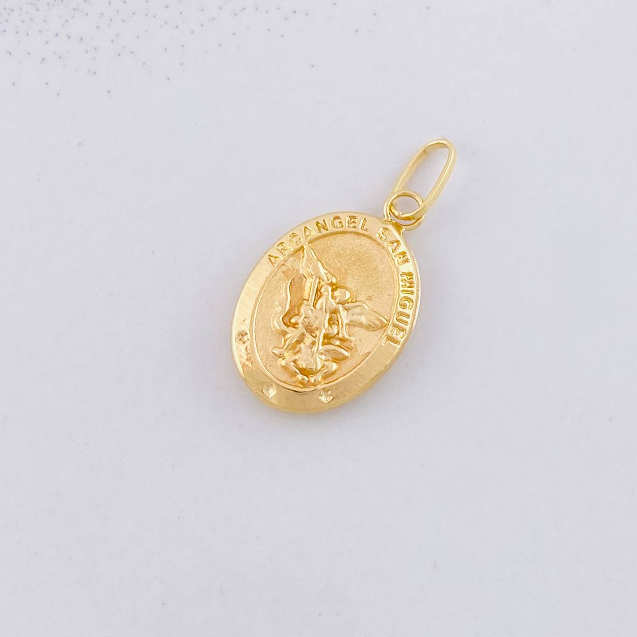 Dije San Miguel Arcángel Mate 0.9g / 1 in Oro Amarillo 18K