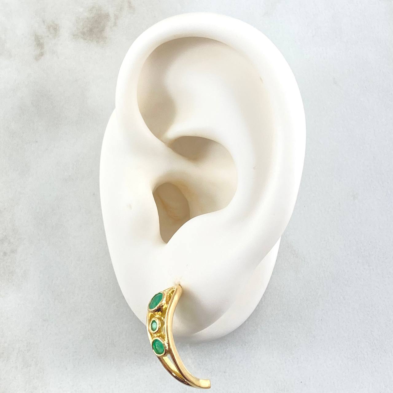 Topos Curvas Trio Huecas 3.95gr / 1.7cm / Esmeraldas 53pts Oro Amarillo 18K (Joya) ©