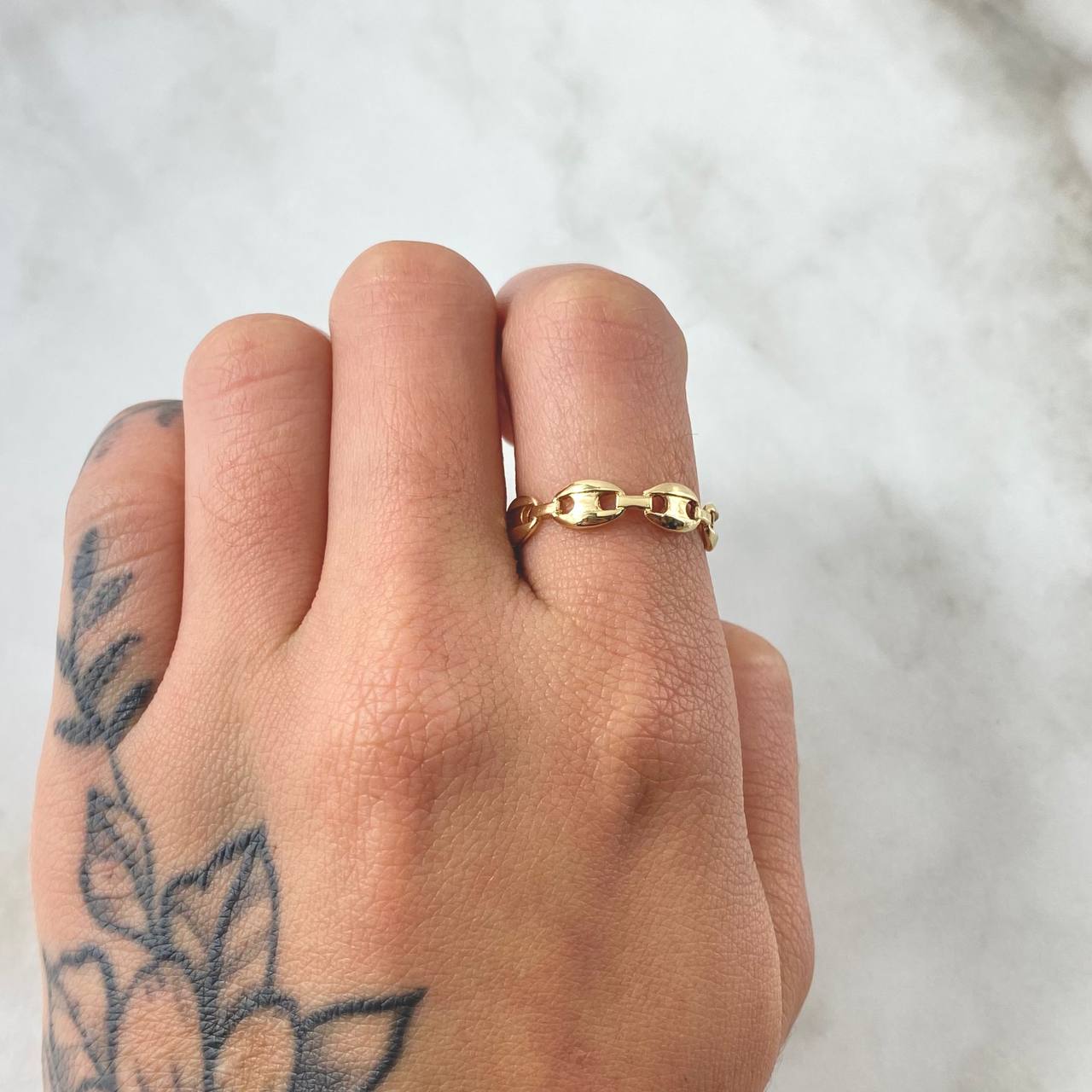 GC Ring 2.4gr / Size 7 1/4 / 18K Gold *