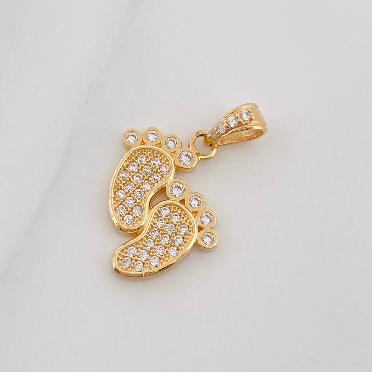 Dije Huellas 1.9g / 3/4 in Oro Amarillo 18K