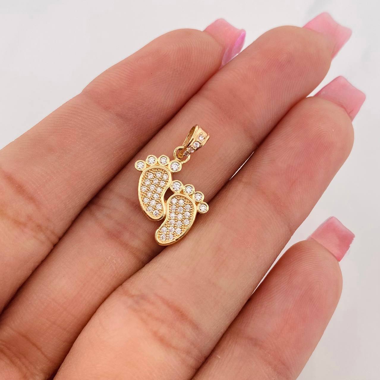Dije Huellas 1.9g / 3/4 in Oro Amarillo 18K