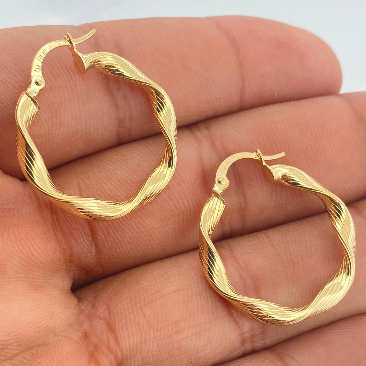 Hoop Earrings Bella 2.35gr / 1 in / 18K Yellow Gold $