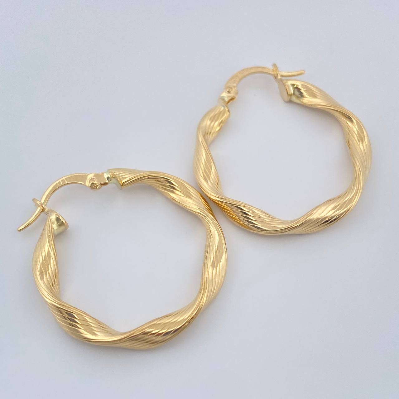 Hoop Earrings Bella 2.35gr / 1 in / 18K Yellow Gold $