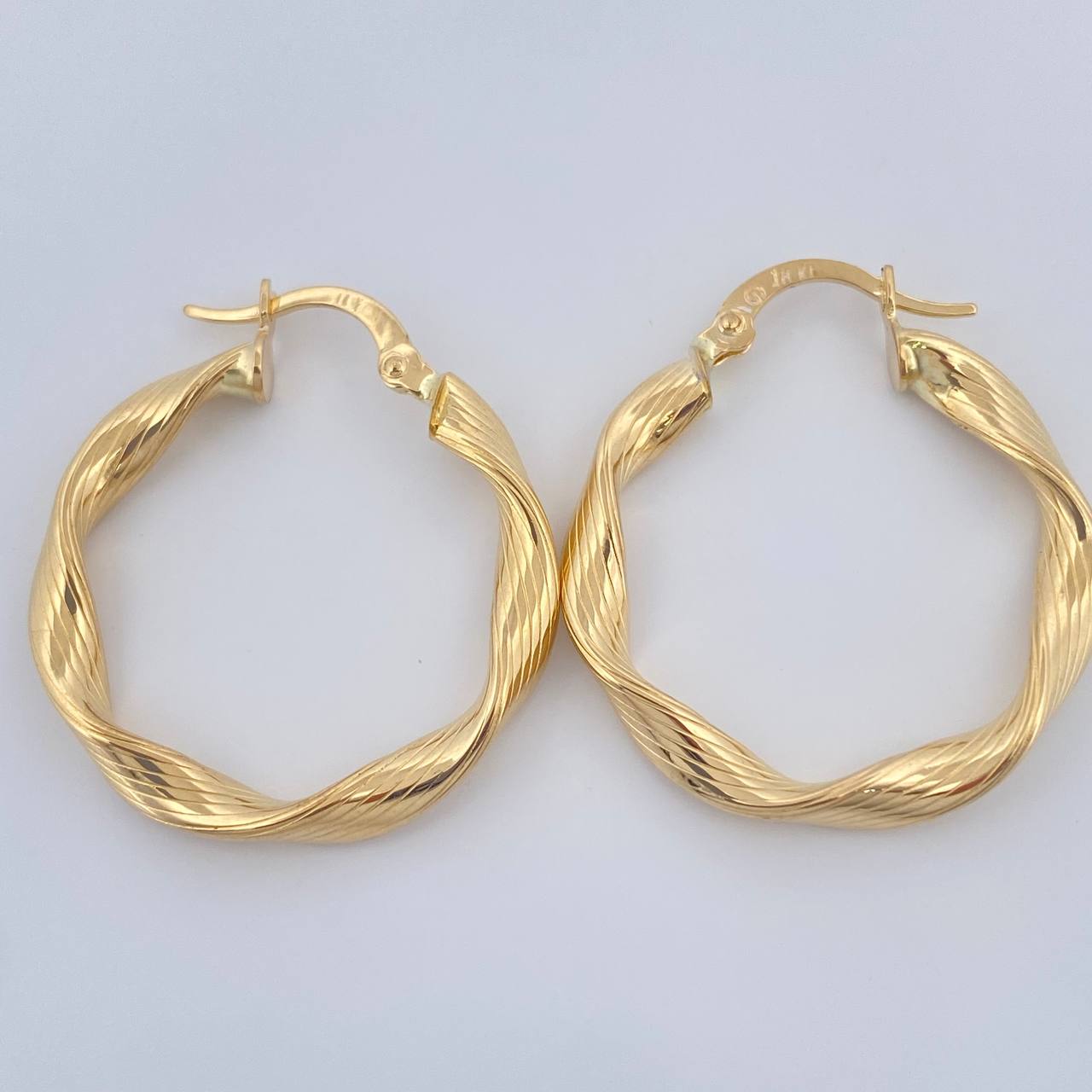 Hoop Earrings Bella 2.35gr / 1 in / 18K Yellow Gold $