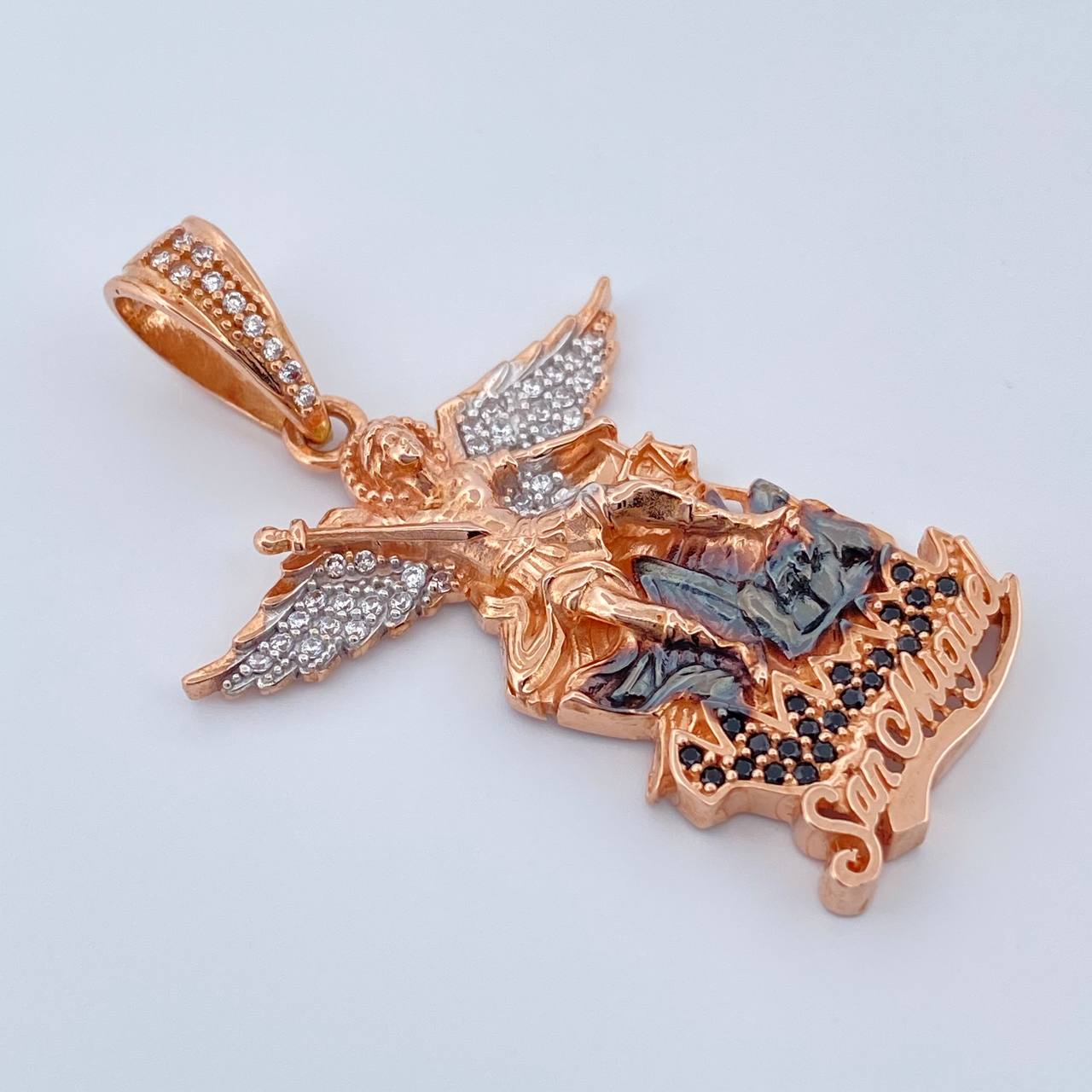 Dije San Miguel Arcangel 7.7gr / 1 1/2 in / Tres Oros 18K $