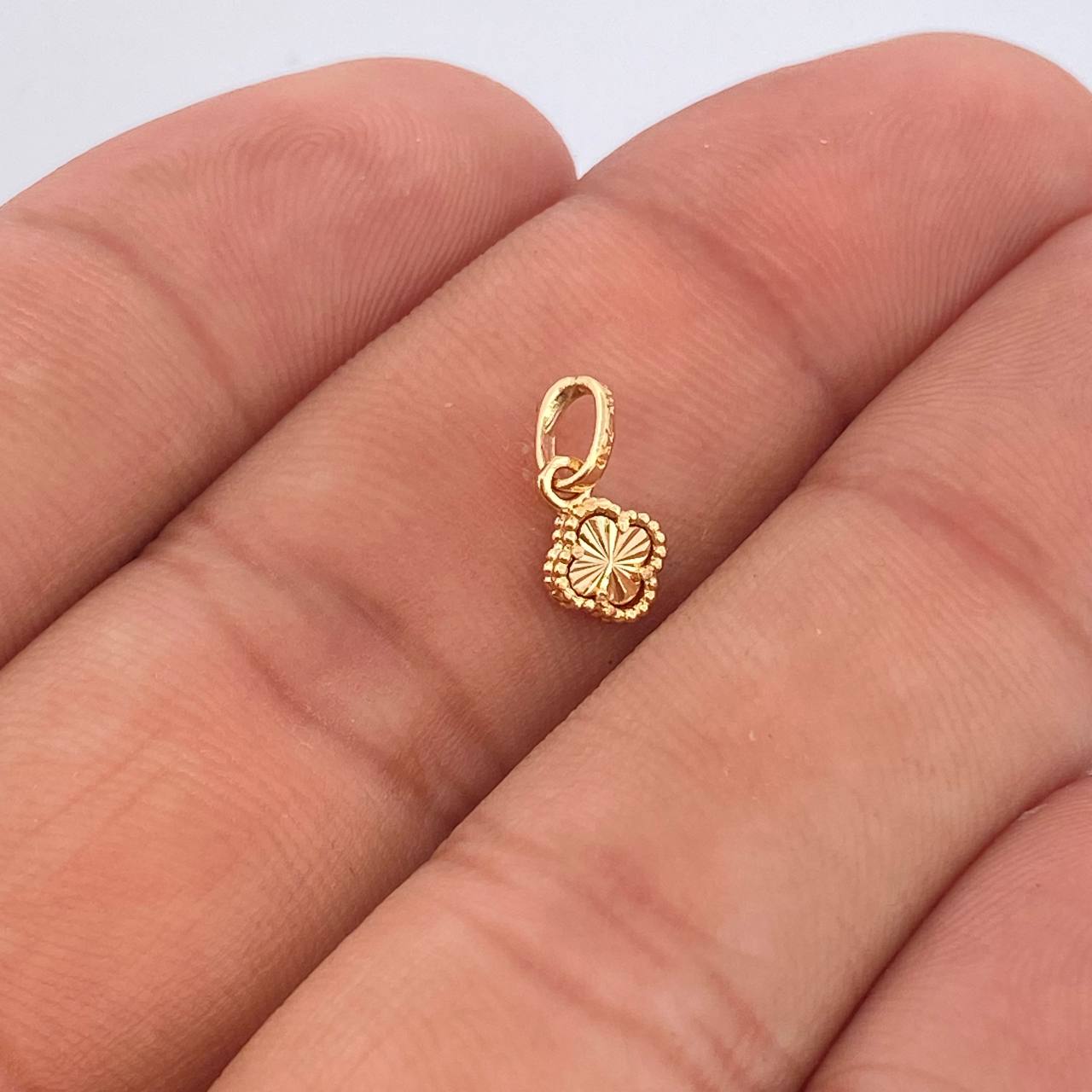 Clover Pendant 0.45gr / 1/2 in / 18K Gold