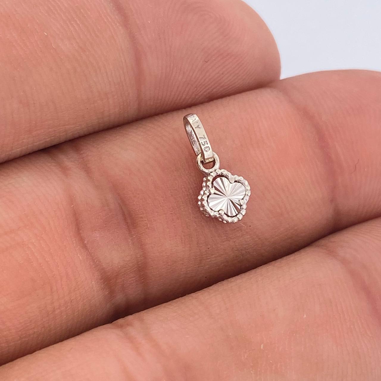 Dije Trebol 0.45gr / 1/2 in / Oro Blanco 18K &