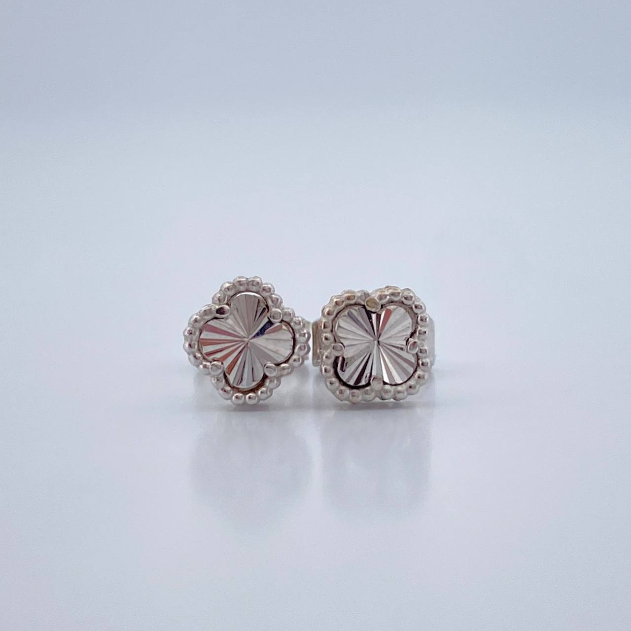Clover Stud Earrings 1.25gr / 18K White Gold &