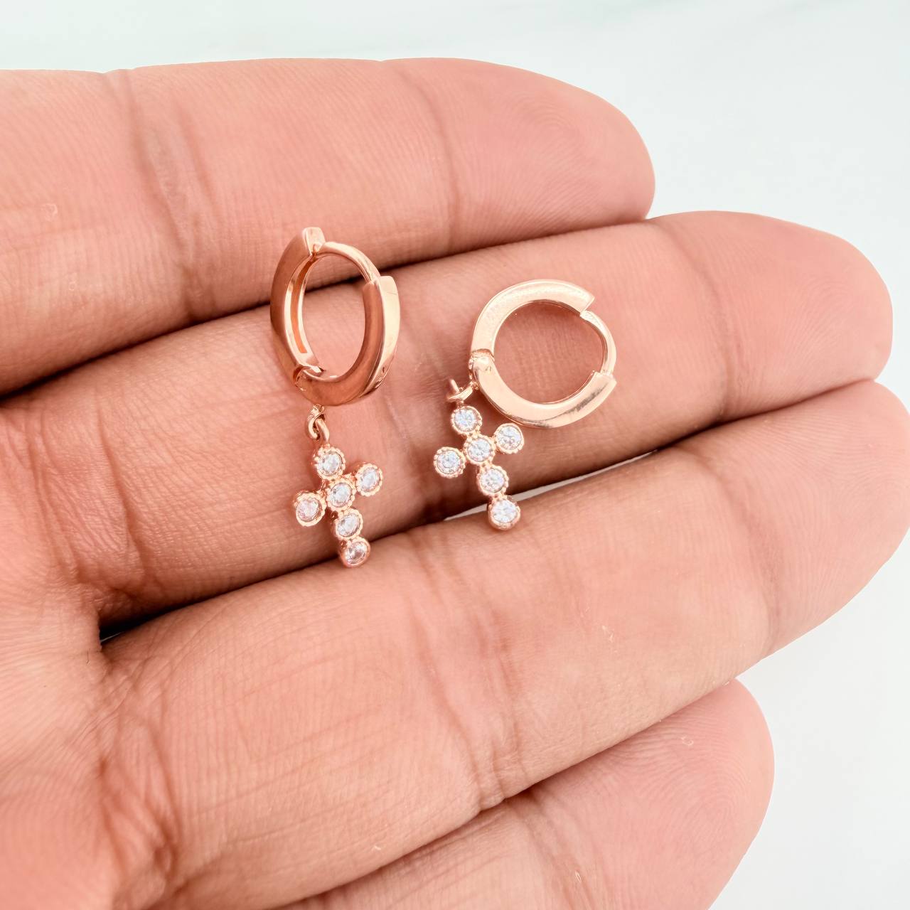 Candongas Redondas Cruz 3.15gr / 3/4 in / Oro Rosa 18K $