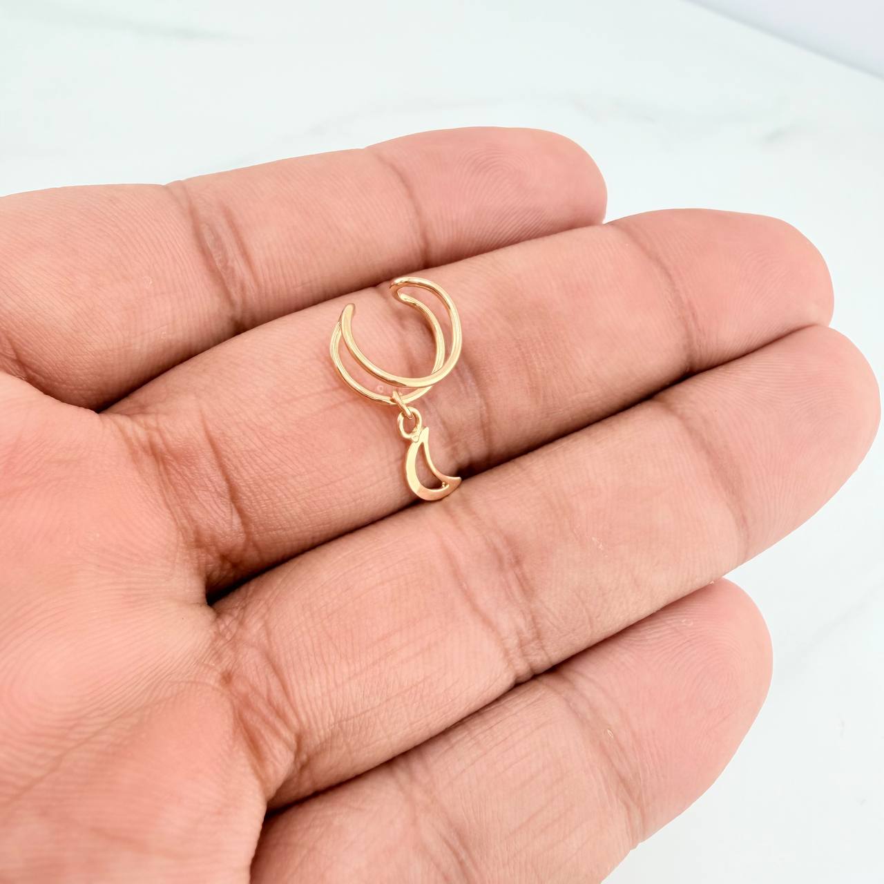 Hanging Moon Earcuff Piercing 0.9g / 1/2 in / Yellow Gold 18K $